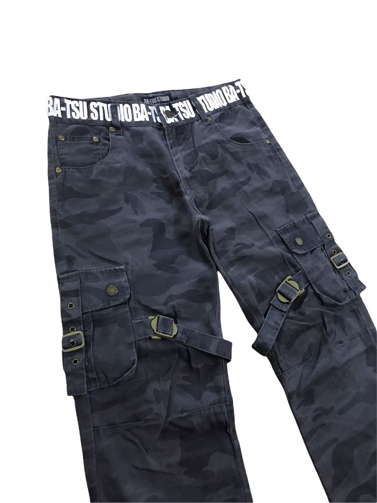 Japanese Brand × Seditionaries ⏰ need gone now 🔥 Batsu Studio Dark Camo Cargo Multipocket Size US 26 / EU 42 - 3 Thumbnail