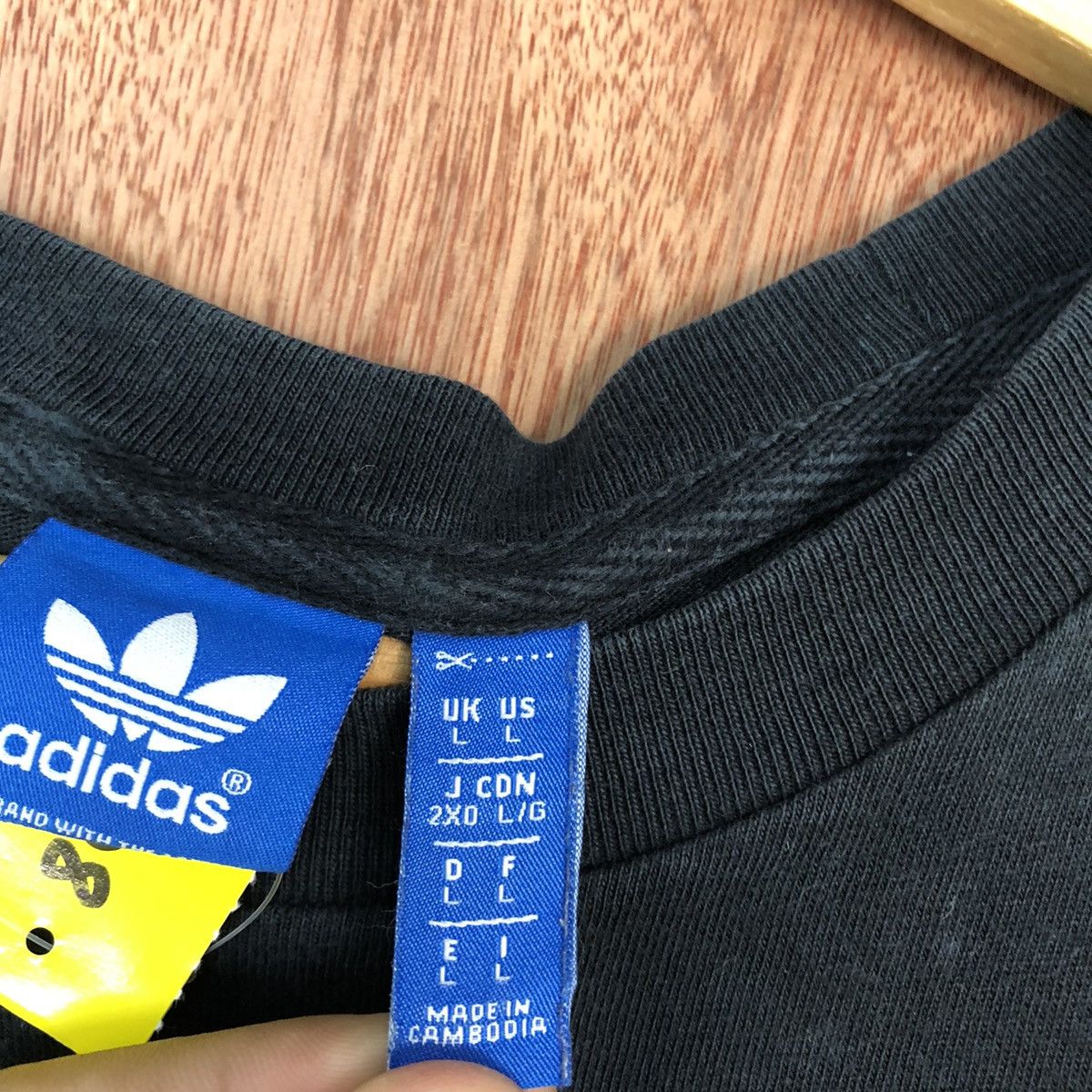 Adidas DLL Adidas Black vintage big logo Short Sleeve Tshirt #1608 Size US M / EU 48-50 / 2 - 12 Thumbnail