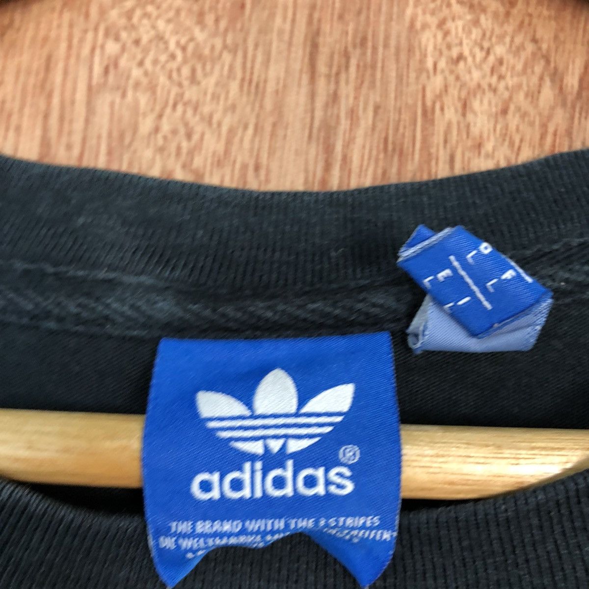 Adidas DLL Adidas Black vintage big logo Short Sleeve Tshirt #1608 Size US M / EU 48-50 / 2 - 10 Thumbnail