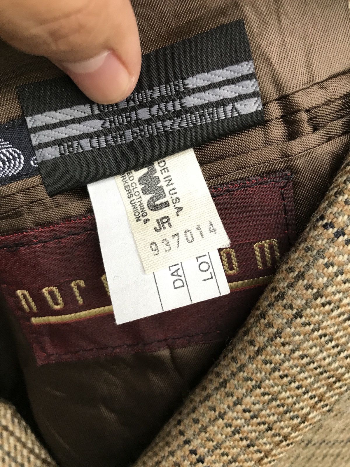 Burberry × Vintage Vintage Burberry’s Houndstooth Checked Pure New Wool jacket Size US M / EU 48-50 / 2 - 9 Thumbnail