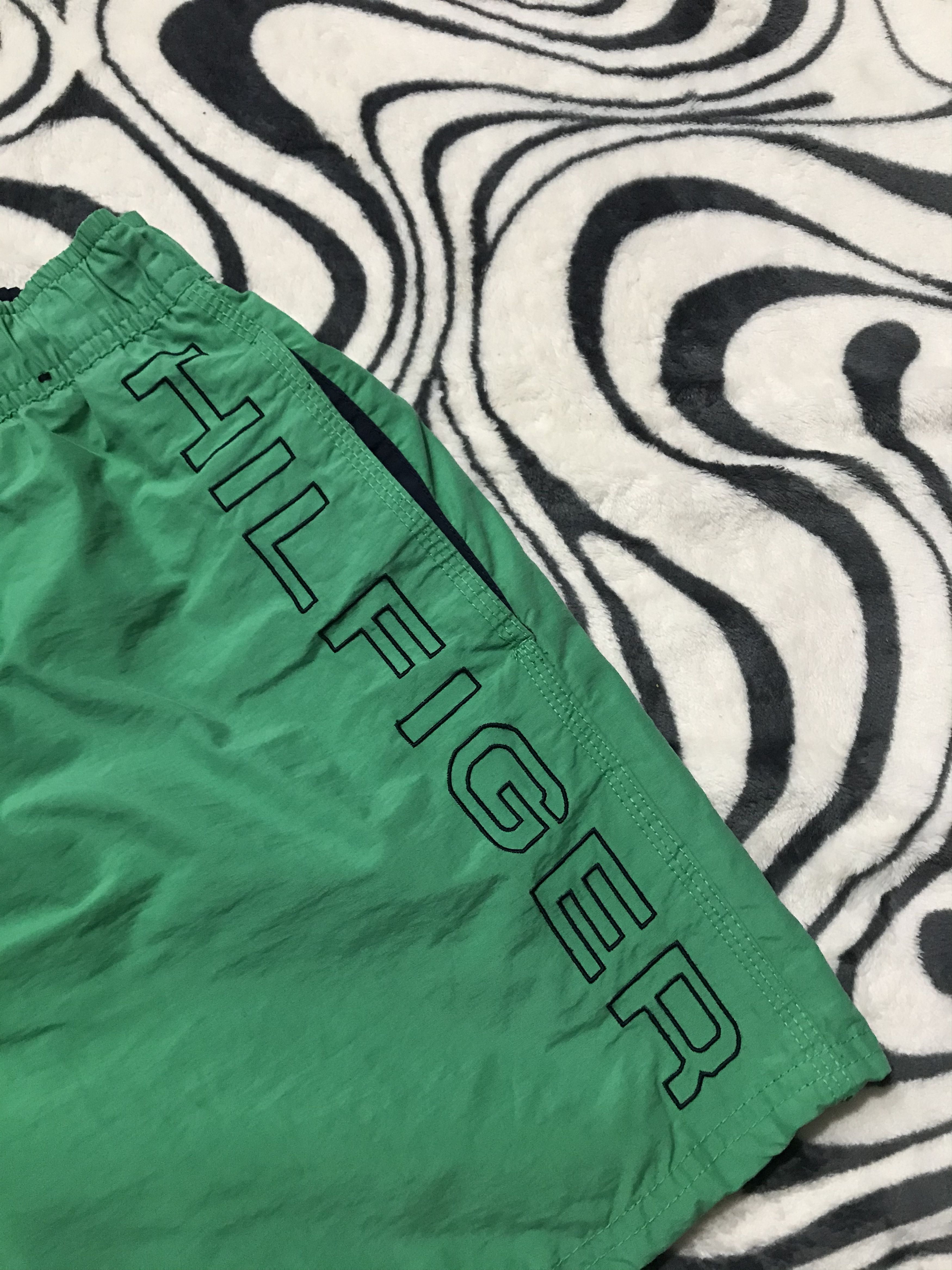 Tommy Hilfiger × Vintage Tommy Hilfiger Mens Big Logo Nylon Shorts Size US 30 / EU 46 - 2 Thumbnail
