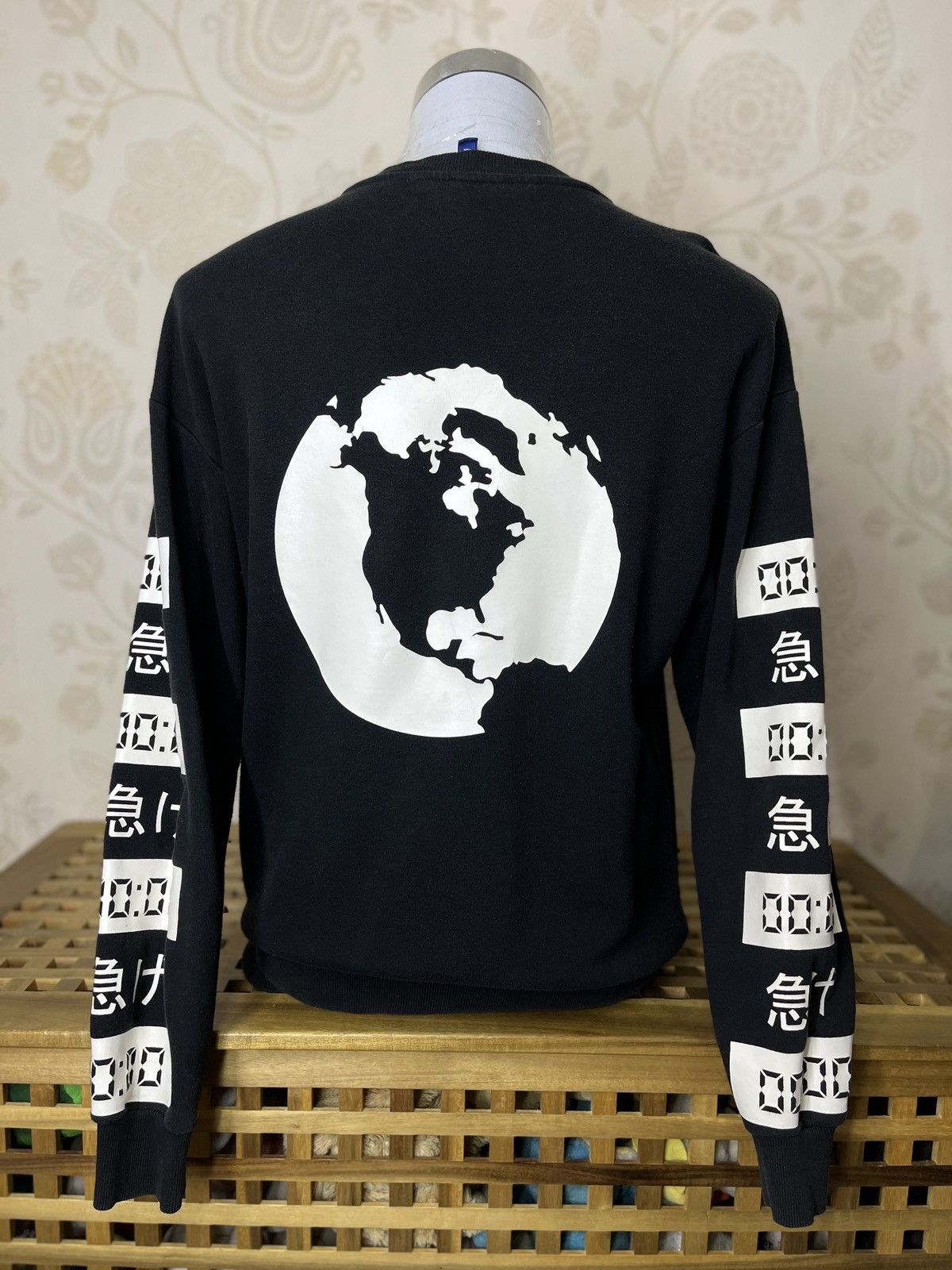 Divided × Japanese Brand Streetwear Sweatshirts Future Is Here Japanese Size US M / EU 48-50 / 2 - 2 Thumbnail