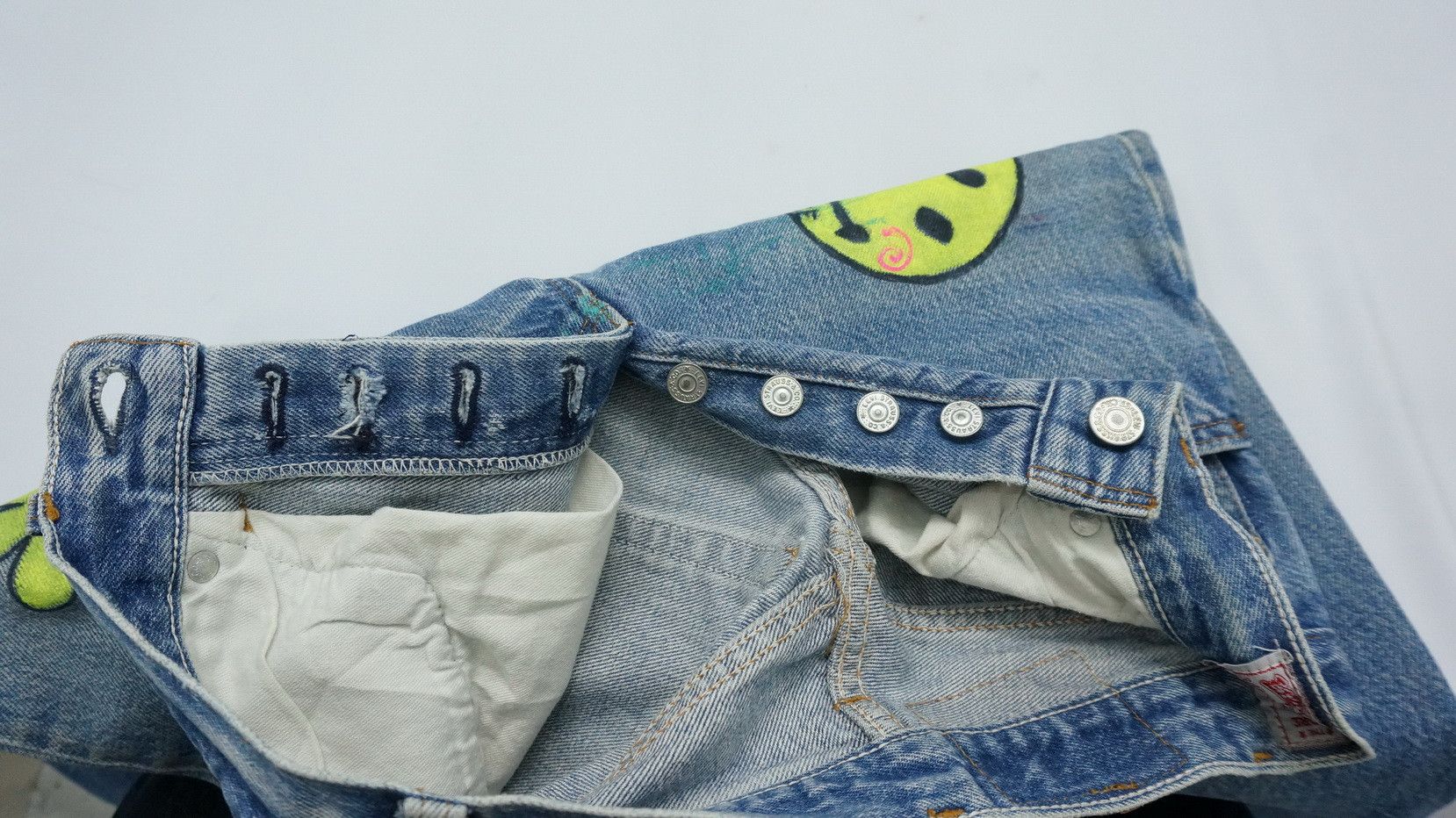 Levi's Vintage Clothing Vintage 80s Levi's 26501 Aging Smiley Paint Blue Jeans LG1 Size US 26 / EU 42 - 18 Thumbnail