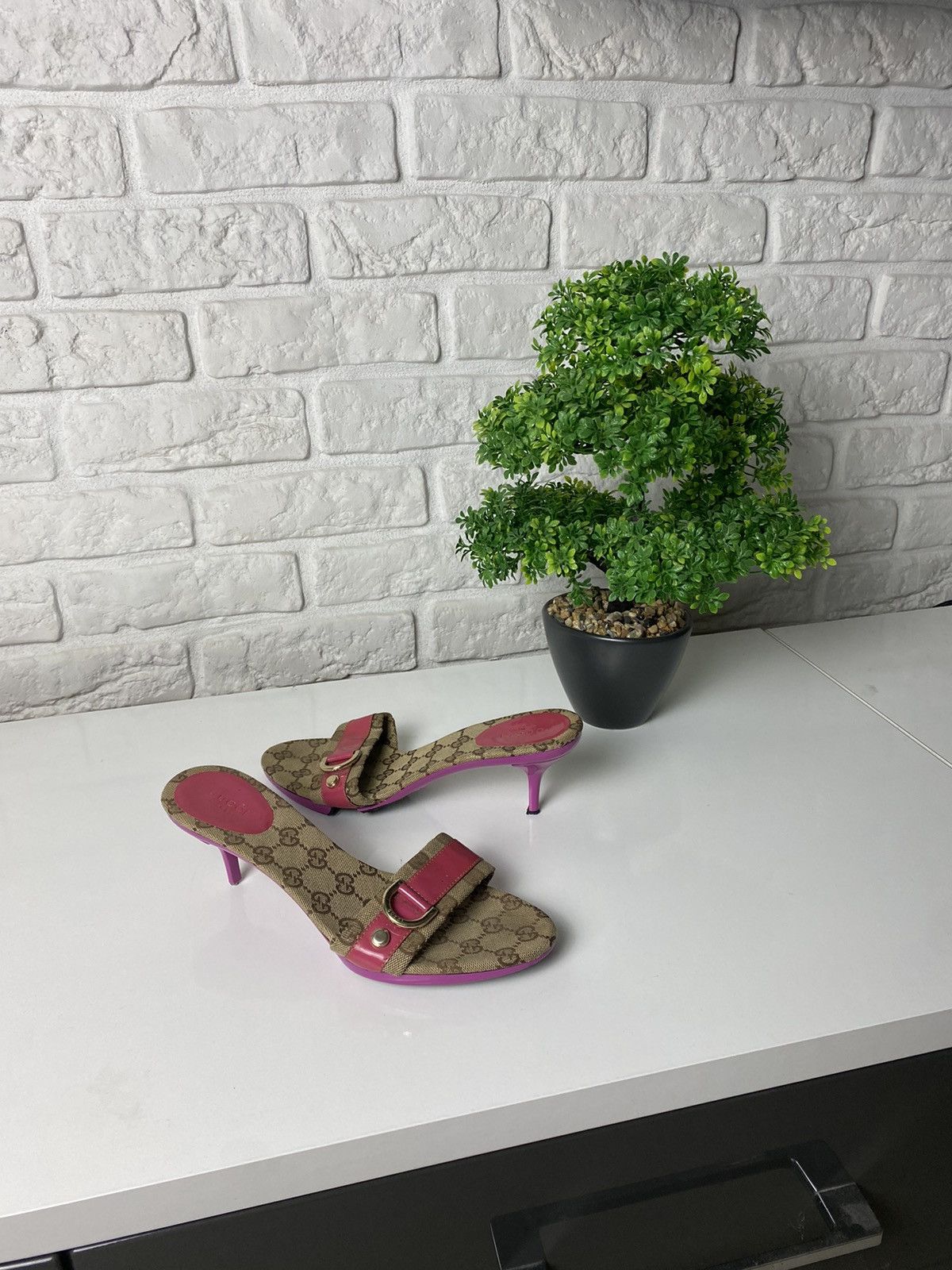 Gucci × Prada × Vintage ❤️‍🔥❤️‍🔥Gucci Monogram Heels Slides Authenthic Vintage Size US 8 / IT 38 - 2 Thumbnail