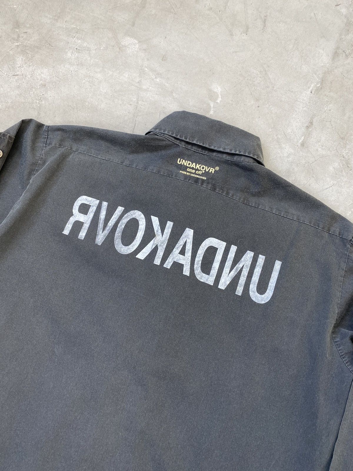 Undercover AW/02 Undercover One Off “Undakovr” ButtonUp Size US L / EU 52-54 / 3 - 9 Thumbnail