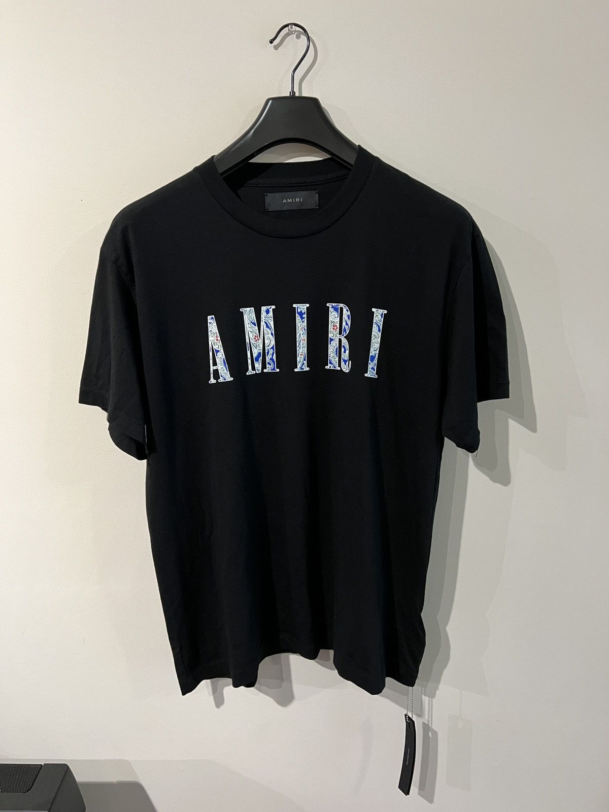 AMIRI バンダナロゴ Tシャツ AMIRI バンダナアップリケ Tシャツ | ブラック | FARFETCH JP