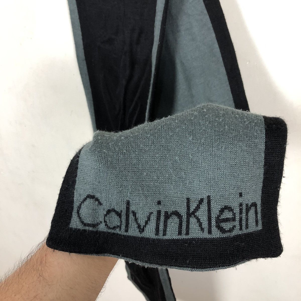 Calvin Klein CALVIN KLEIN SCARVES 100% ACAYLIC NICE DESIGN Size ONE SIZE - 2 Thumbnail