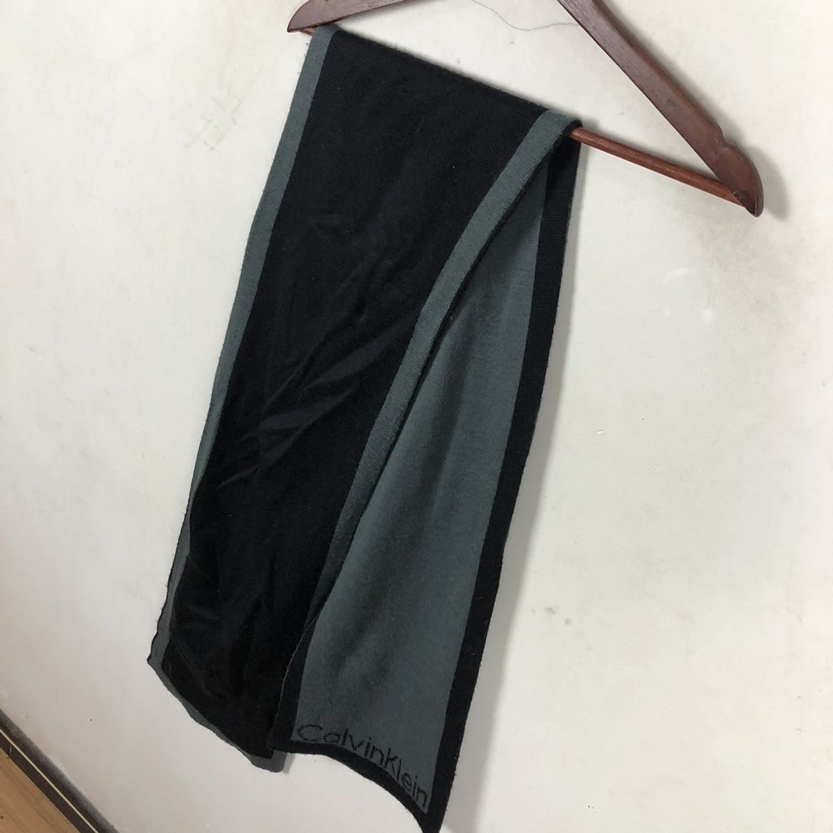 Calvin Klein CALVIN KLEIN SCARVES 100% ACAYLIC NICE DESIGN Size ONE SIZE - 3 Thumbnail