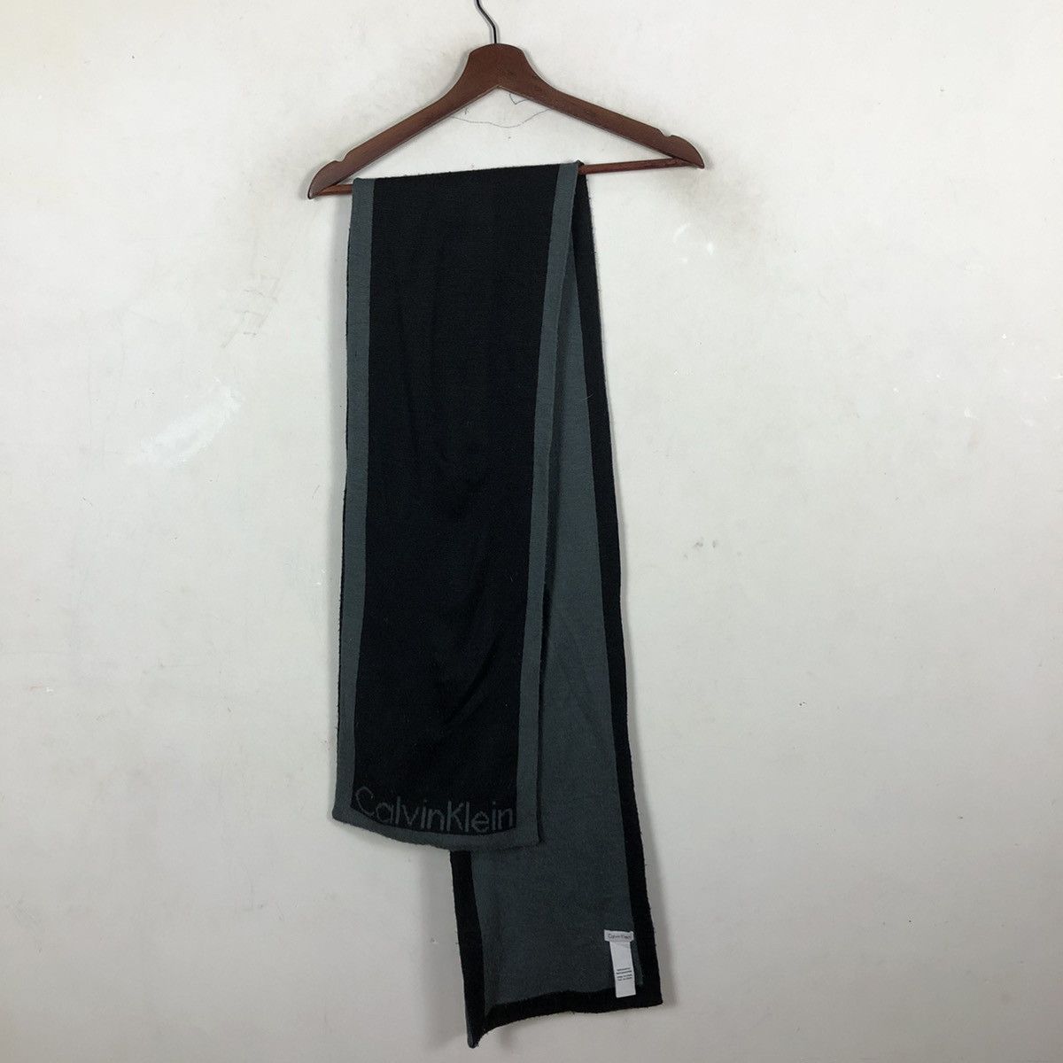 Calvin Klein CALVIN KLEIN SCARVES 100% ACAYLIC NICE DESIGN Size ONE SIZE - 4 Thumbnail
