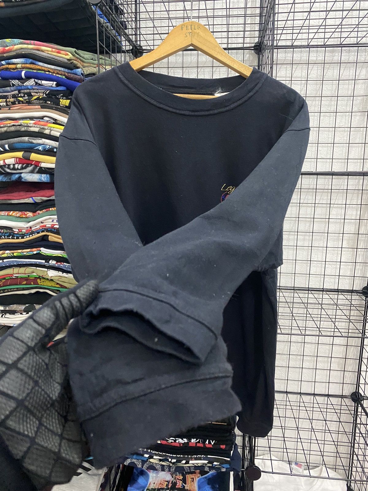 Vintage × Warner Bros Vintage Lagendary Guam Sweater by Warner Bros Size US L / EU 52-54 / 3 - 5 Thumbnail