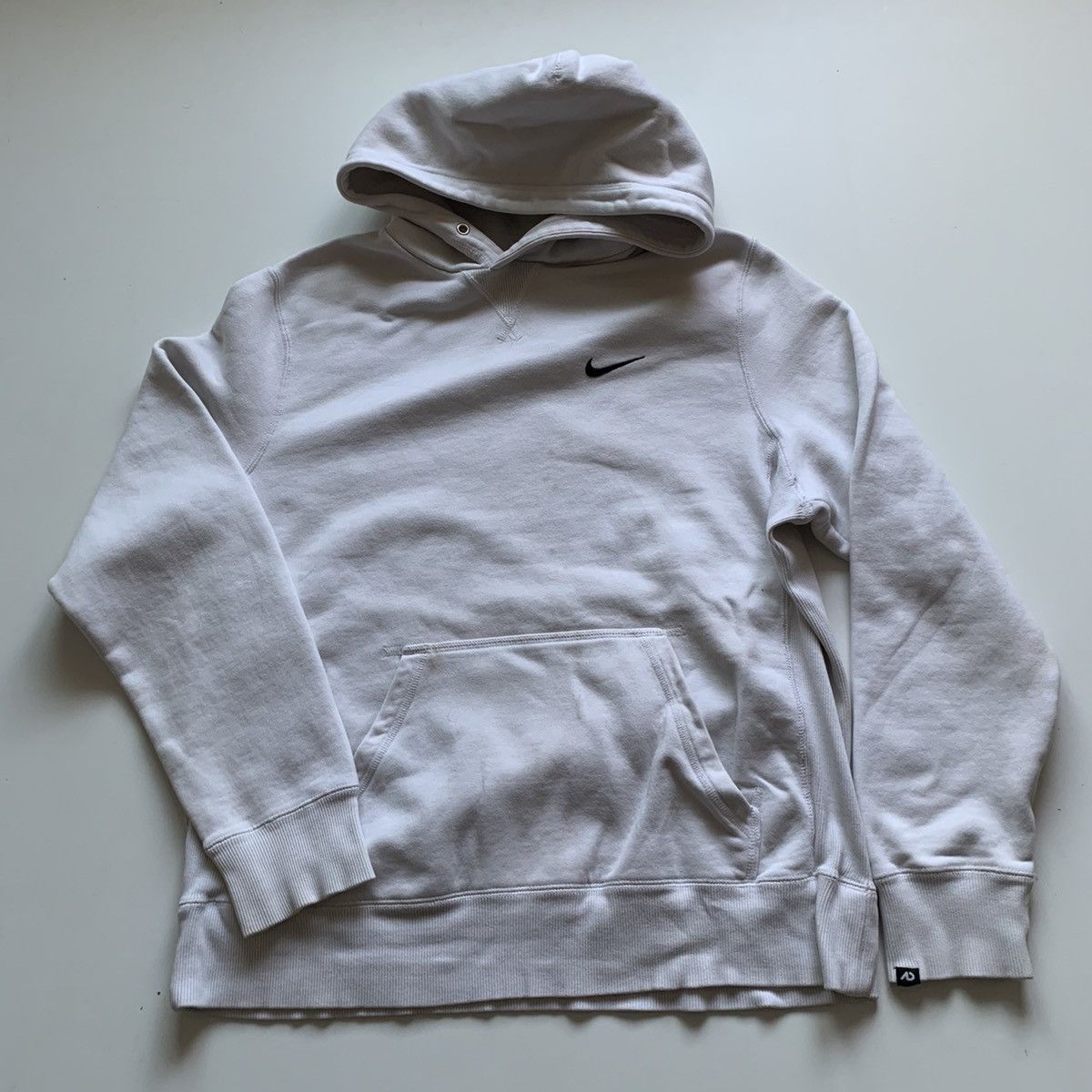 Nike Vintage 2000s Nike Sportswear Swoosh Hoodie Large White Rare Size US L / EU 52-54 / 3 - 1 Thumbnail