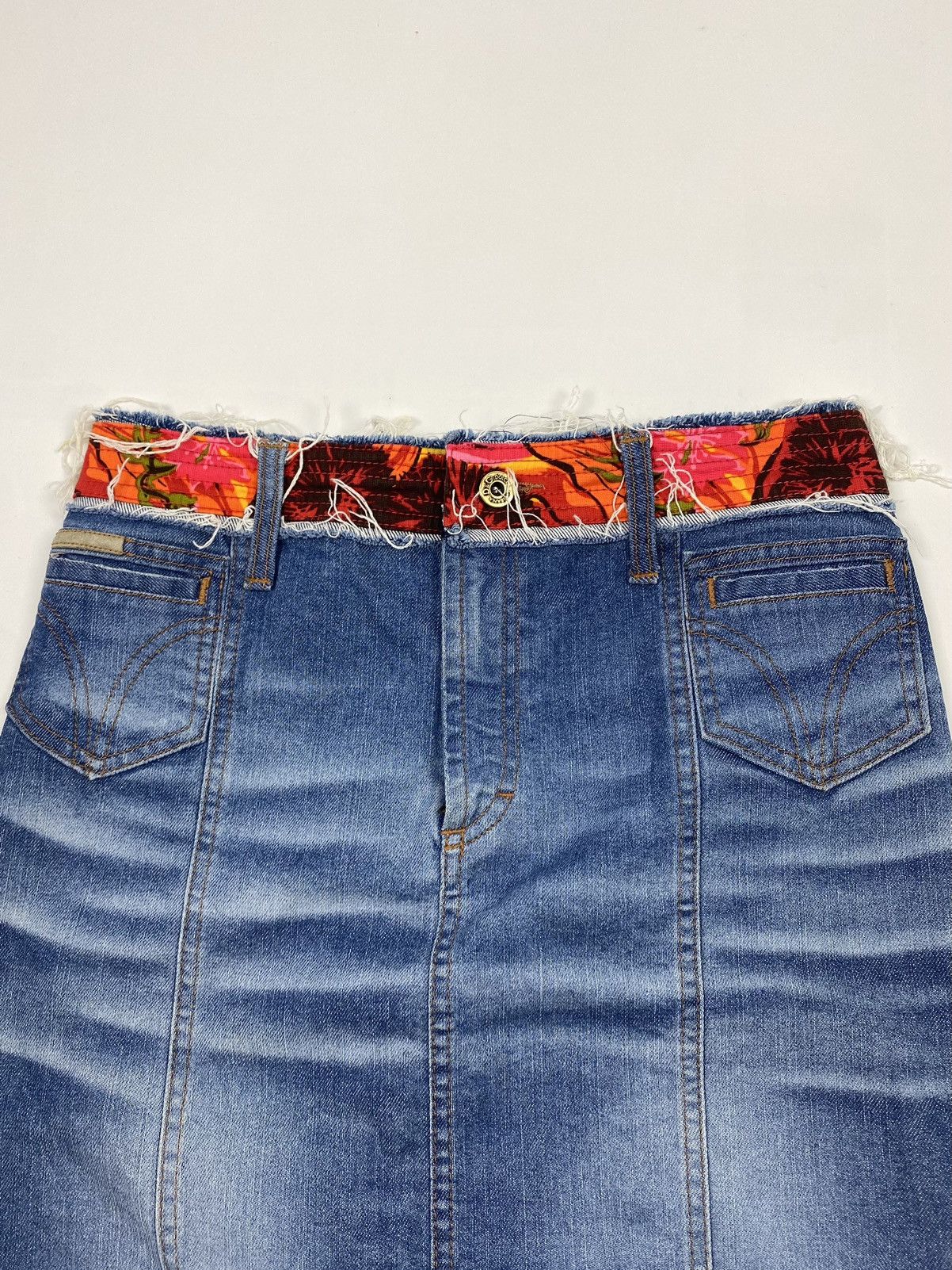 Dolce & Gabbana Y2K Vintage D&G Hawaiian Stretch Denim Midi Pencil Skirt Size 30" / US 8 / IT 44 - 2 Thumbnail
