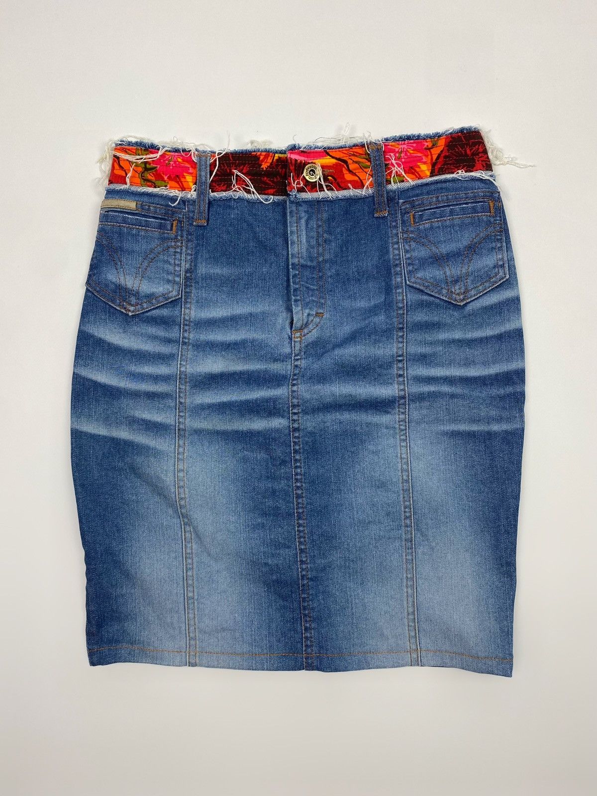 Dolce & Gabbana Y2K Vintage D&G Hawaiian Stretch Denim Midi Pencil Skirt Size 30" / US 8 / IT 44 - 1 Thumbnail