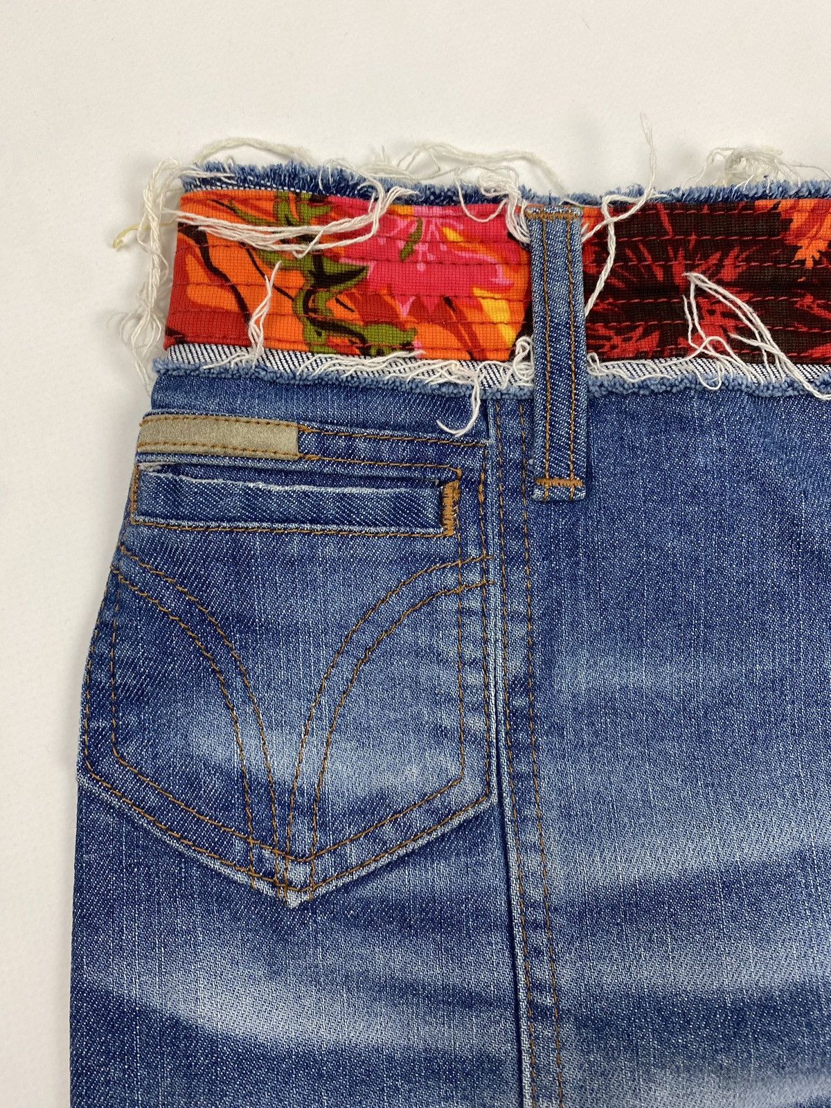 Dolce & Gabbana Y2K Vintage D&G Hawaiian Stretch Denim Midi Pencil Skirt Size 30" / US 8 / IT 44 - 3 Thumbnail