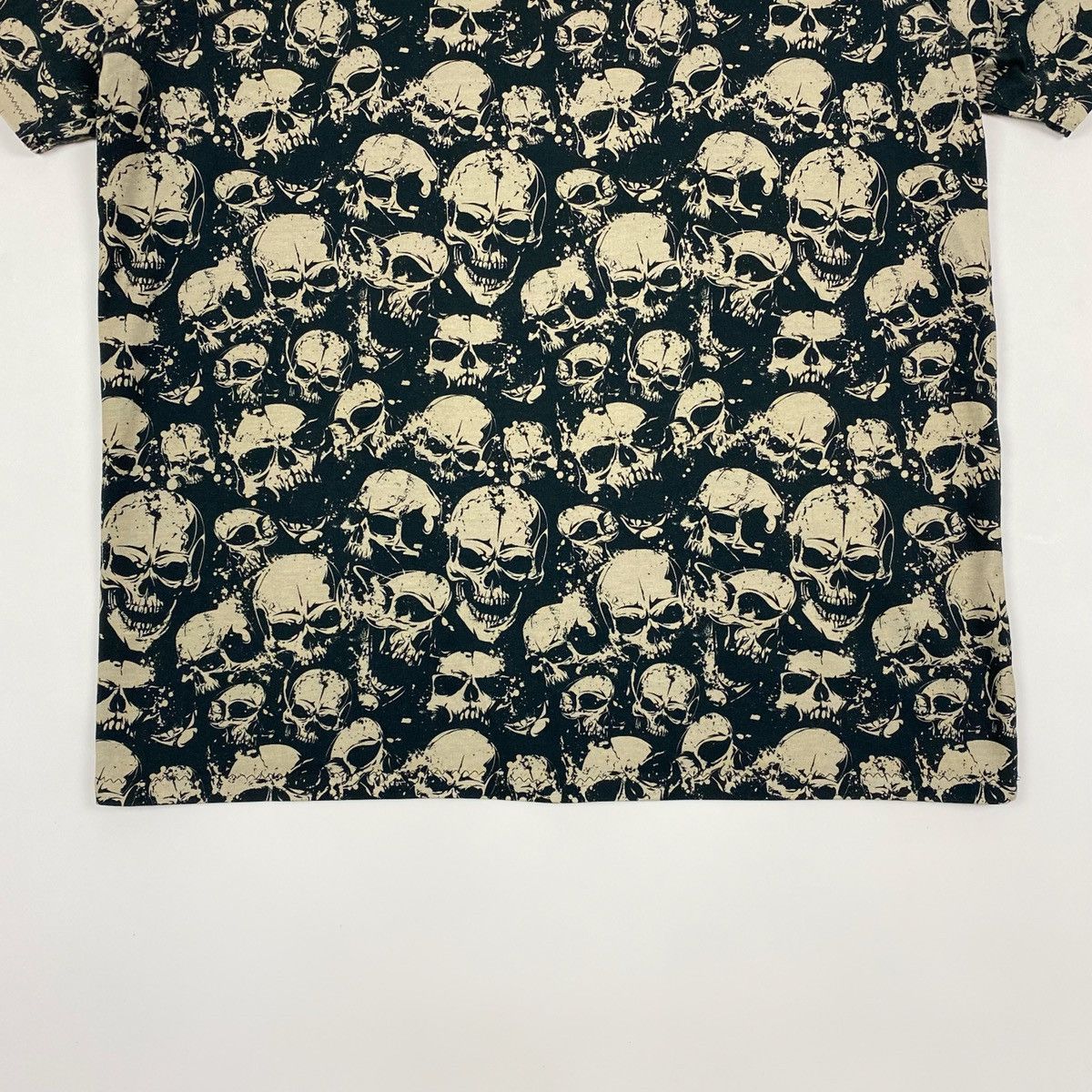 Vintage Vintage Skulls Over Print T-Shirt Size US L / EU 52-54 / 3 - 5 Thumbnail