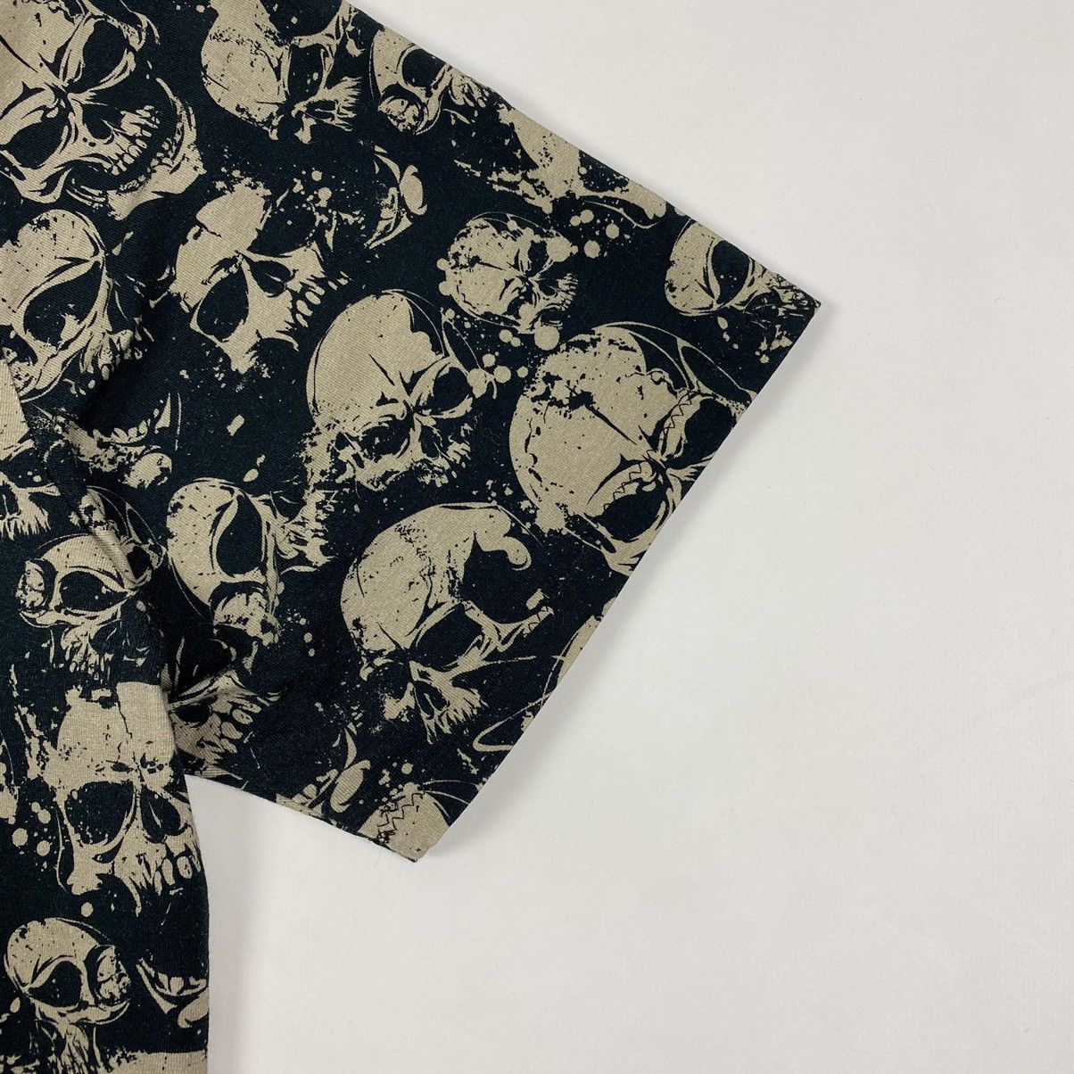 Vintage Vintage Skulls Over Print T-Shirt Size US L / EU 52-54 / 3 - 4 Thumbnail