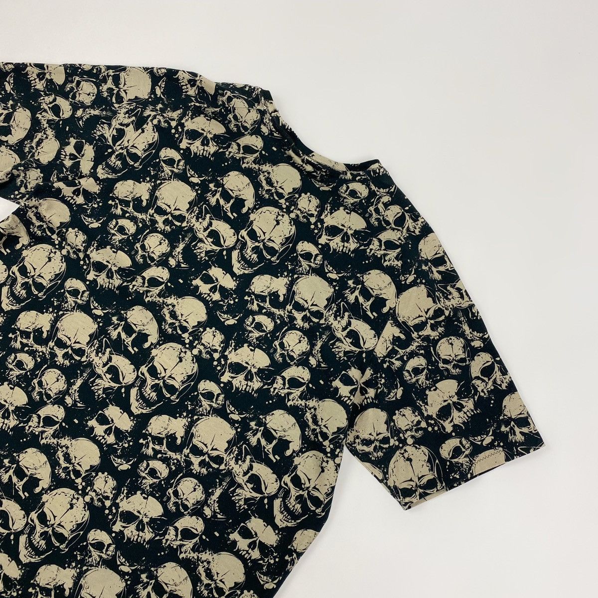 Vintage Vintage Skulls Over Print T-Shirt Size US L / EU 52-54 / 3 - 7 Thumbnail