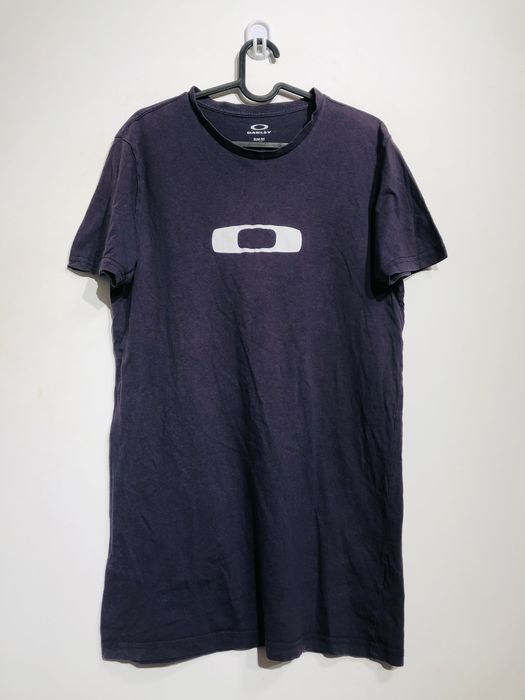 Vintage Oakley vintage centrum logo t-shirt Y2K | Grailed