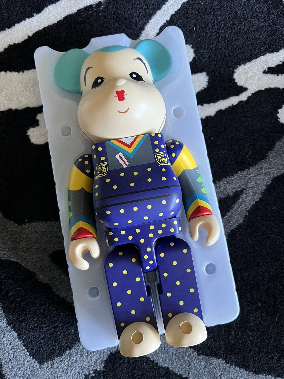 Medicom Toy 2013 bearbrick 400% Fukusuke ‘How about Wednesday’ Size ONE SIZE - 2 Thumbnail