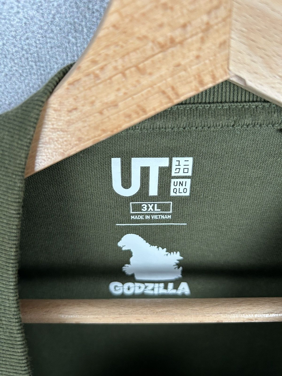 Uniqlo Uniqlo Mothra Against Godzilla Graphic Tee Movie Size US XXL / EU 58 / 5 - 4 Thumbnail