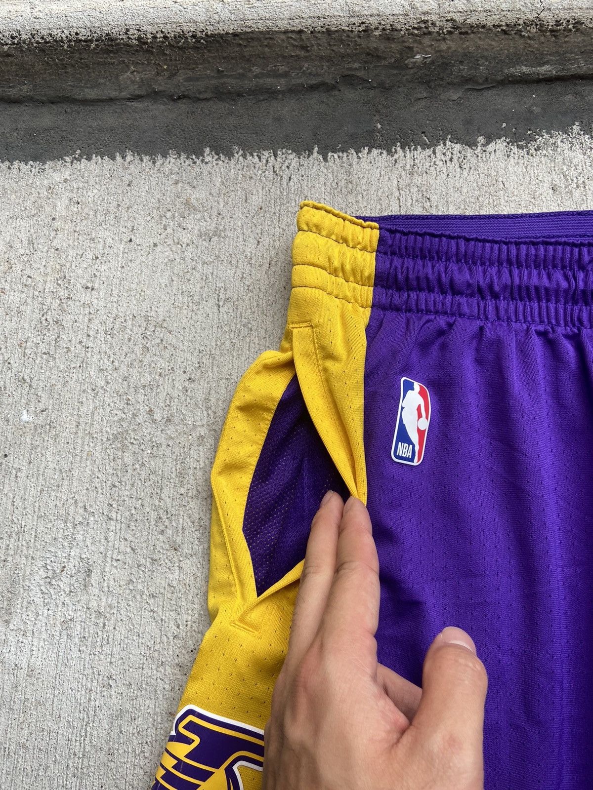 NBA × Nike Nike LA Lakers NBA Dri-Fit Basketball Shorts Purple Yellow Size US 36 / EU 52 - 5 Thumbnail