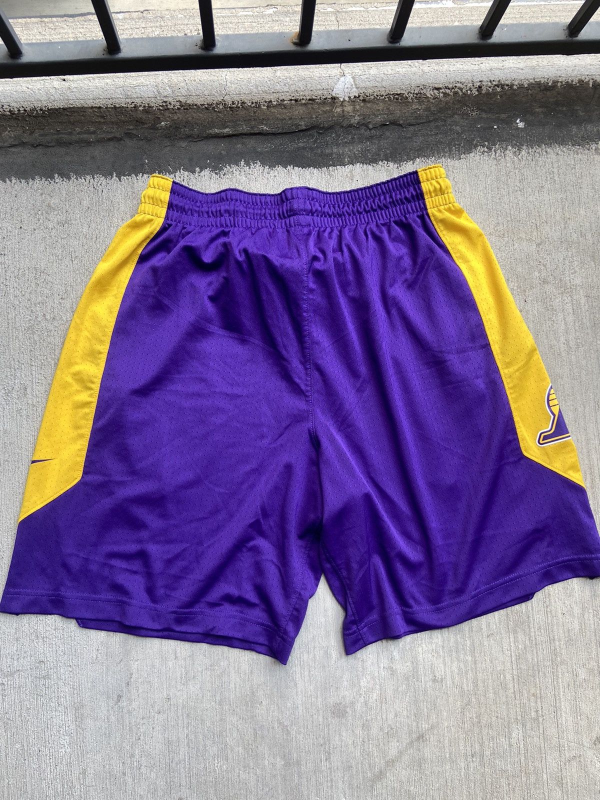 NBA × Nike Nike LA Lakers NBA Dri-Fit Basketball Shorts Purple Yellow Size US 36 / EU 52 - 4 Thumbnail