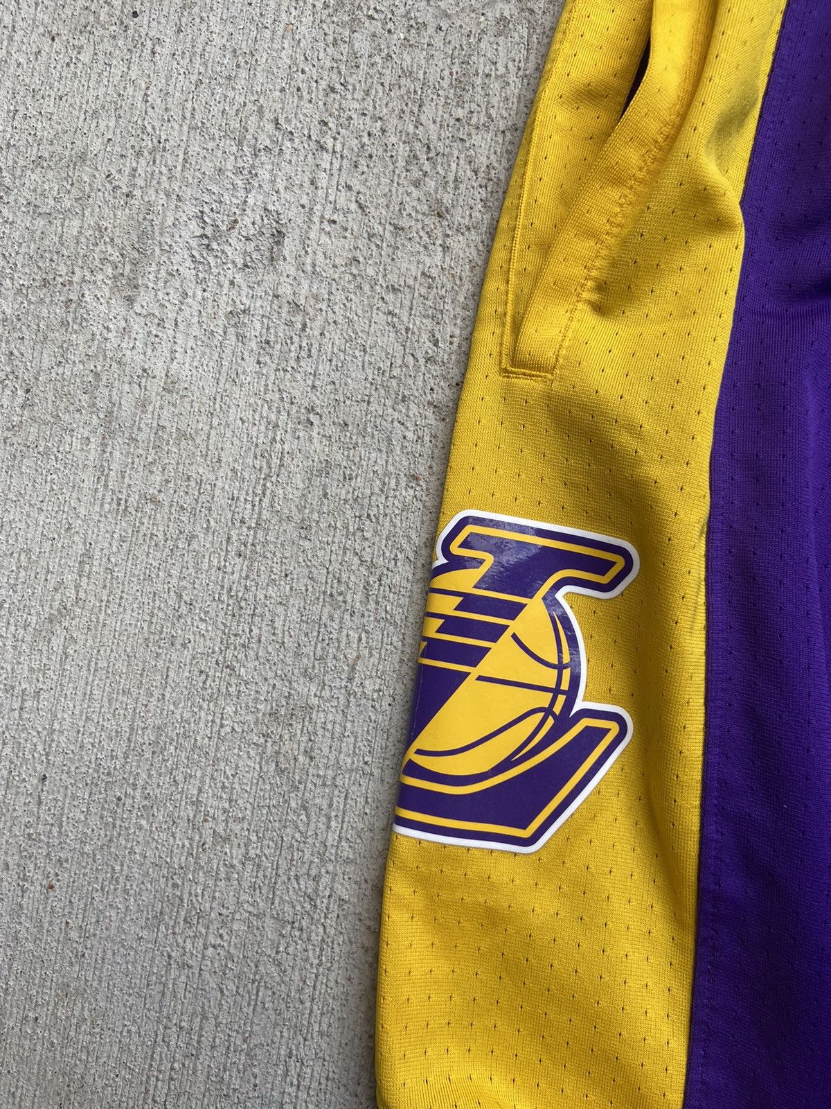 NBA × Nike Nike LA Lakers NBA Dri-Fit Basketball Shorts Purple Yellow Size US 36 / EU 52 - 2 Thumbnail