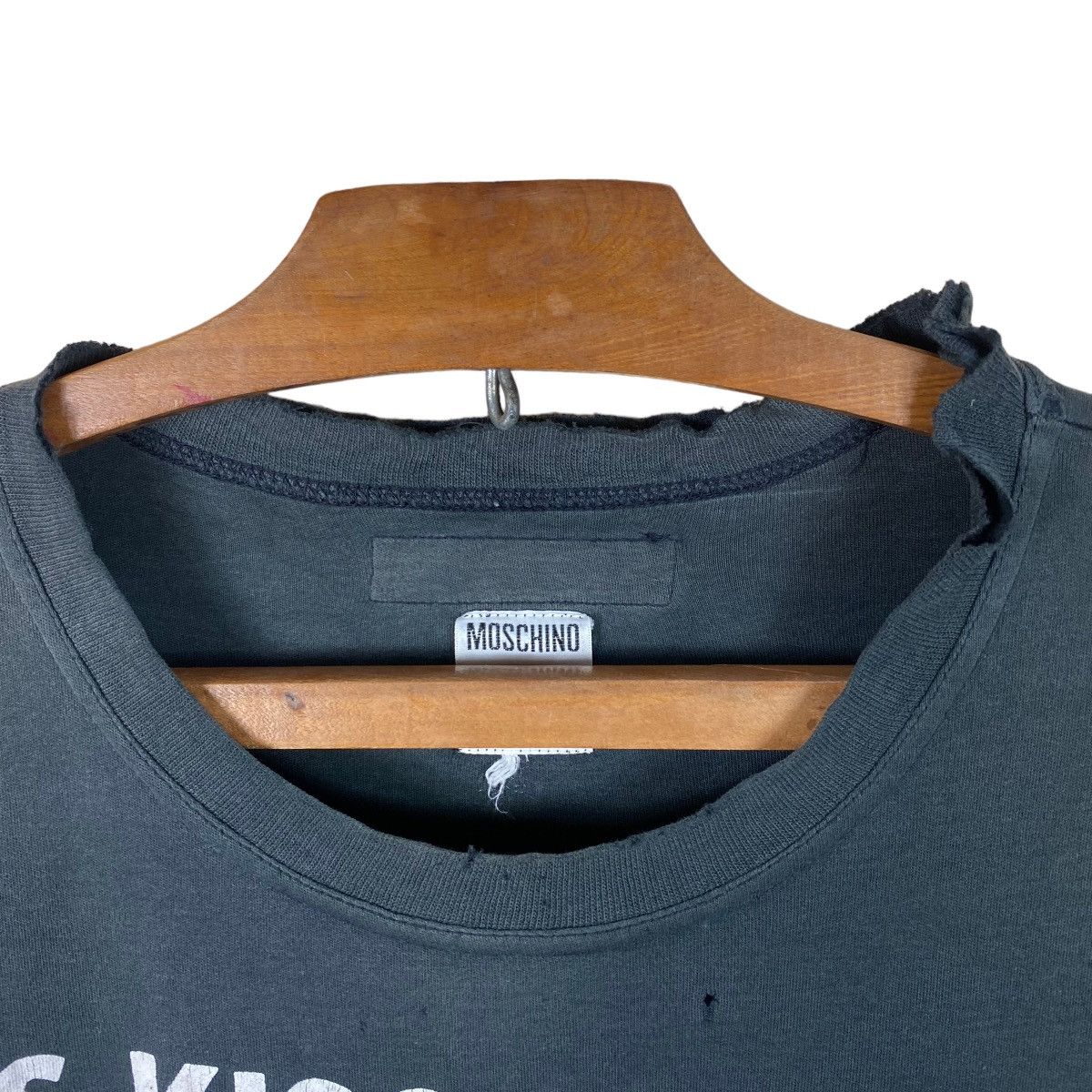 Moschino MOSCHINO “KISS KISS HUG HUG” VERY WORN T SHIRT Size US M / EU 48-50 / 2 - 3 Thumbnail