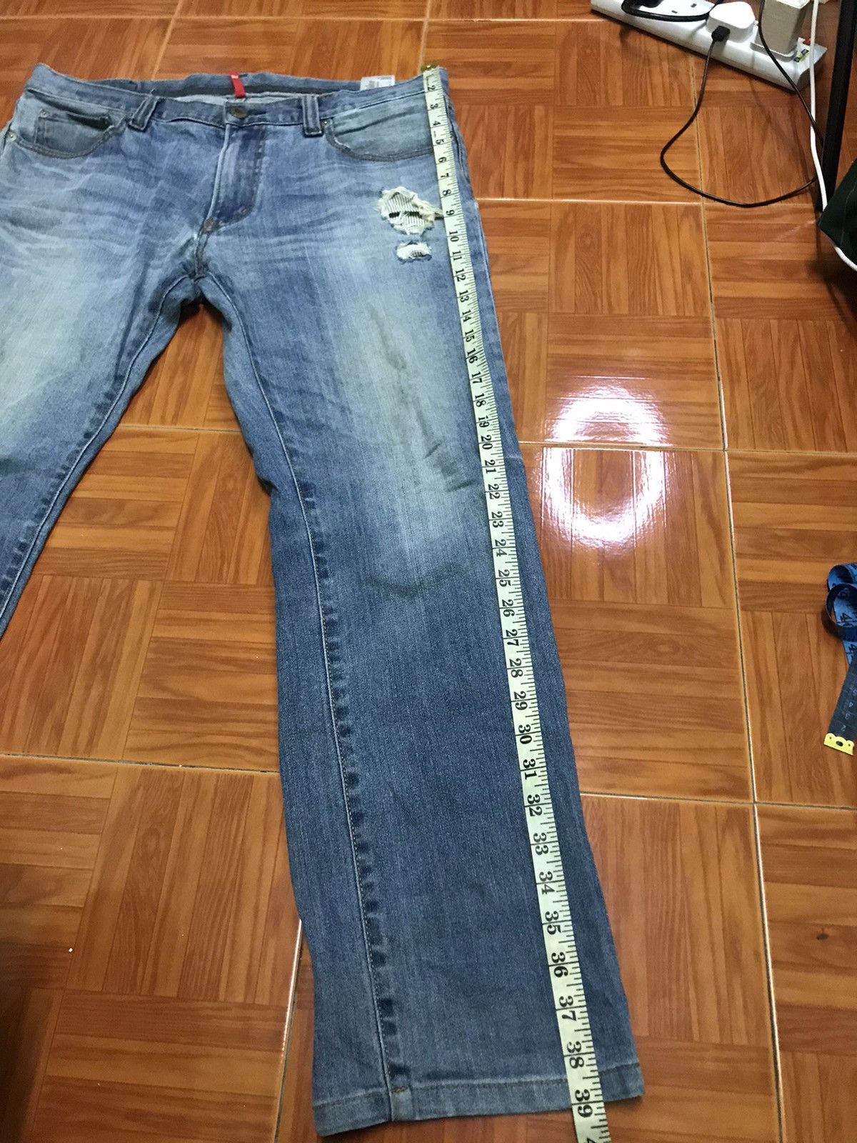Uniqlo “Men’s Distressed Blue Straight-Leg Jeans – Vintage Wash” Size US 36 / EU 52 - 8 Thumbnail