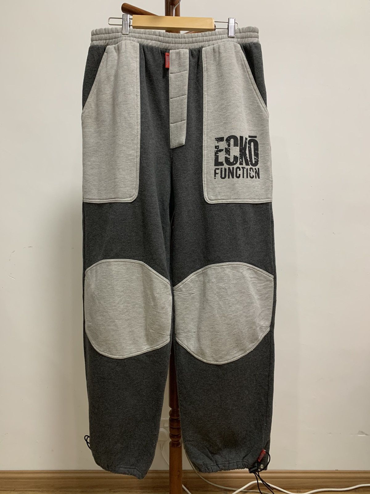 image of Ecko Unltd Ecko Sweatpants Baggy in Dark Grey/Grey, Men's (Size 37)