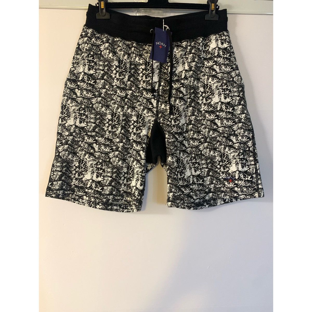 Noah NOAH ➕ LOGO ENJOY LIFE FISH PRINTS SHORTS Size US 32 / EU 48 - 1 Thumbnail