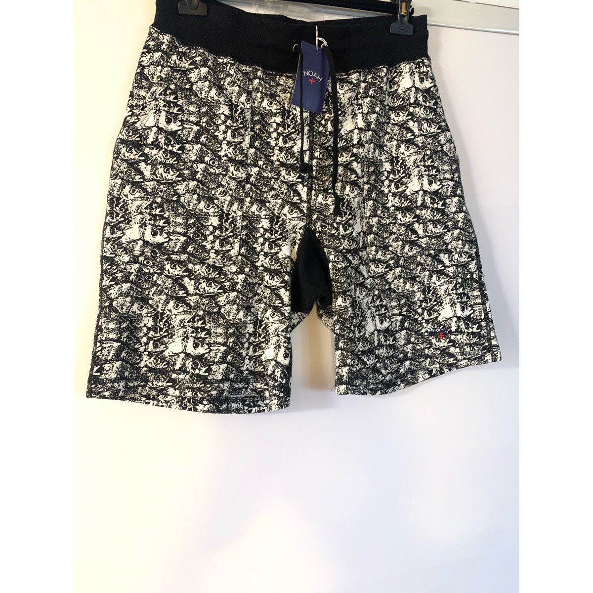 Noah NOAH ➕ LOGO ENJOY LIFE FISH PRINTS SHORTS Size US 32 / EU 48 - 2 Thumbnail