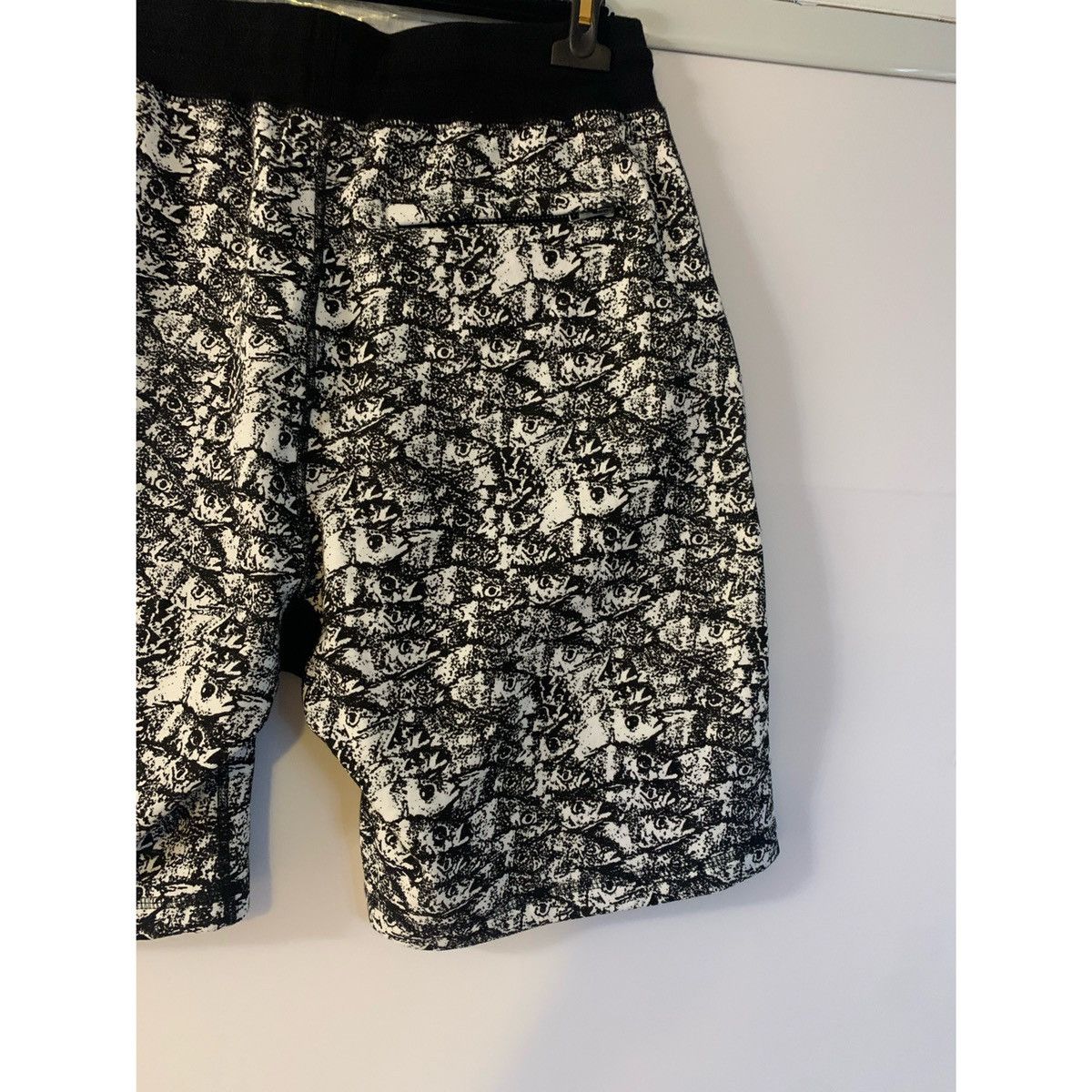Noah NOAH ➕ LOGO ENJOY LIFE FISH PRINTS SHORTS Size US 32 / EU 48 - 7 Thumbnail