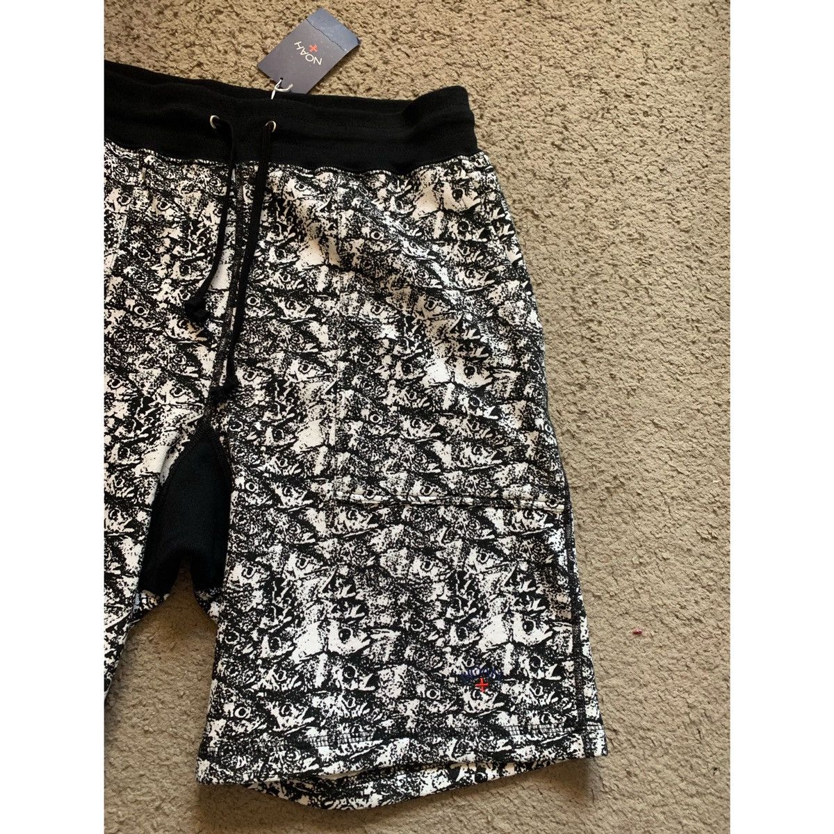 Noah NOAH ➕ LOGO ENJOY LIFE FISH PRINTS SHORTS Size US 32 / EU 48 - 8 Thumbnail