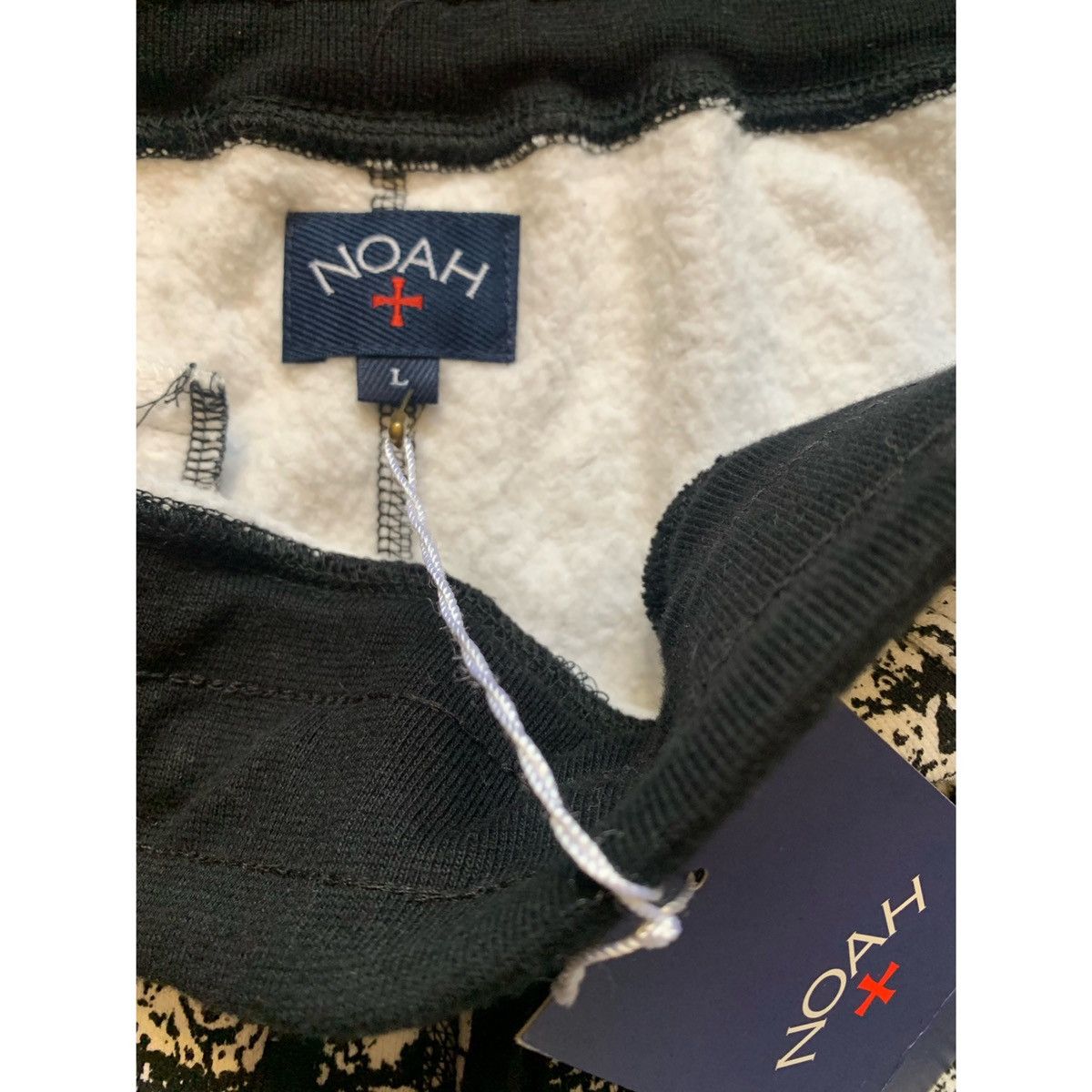 Noah NOAH ➕ LOGO ENJOY LIFE FISH PRINTS SHORTS Size US 32 / EU 48 - 9 Thumbnail