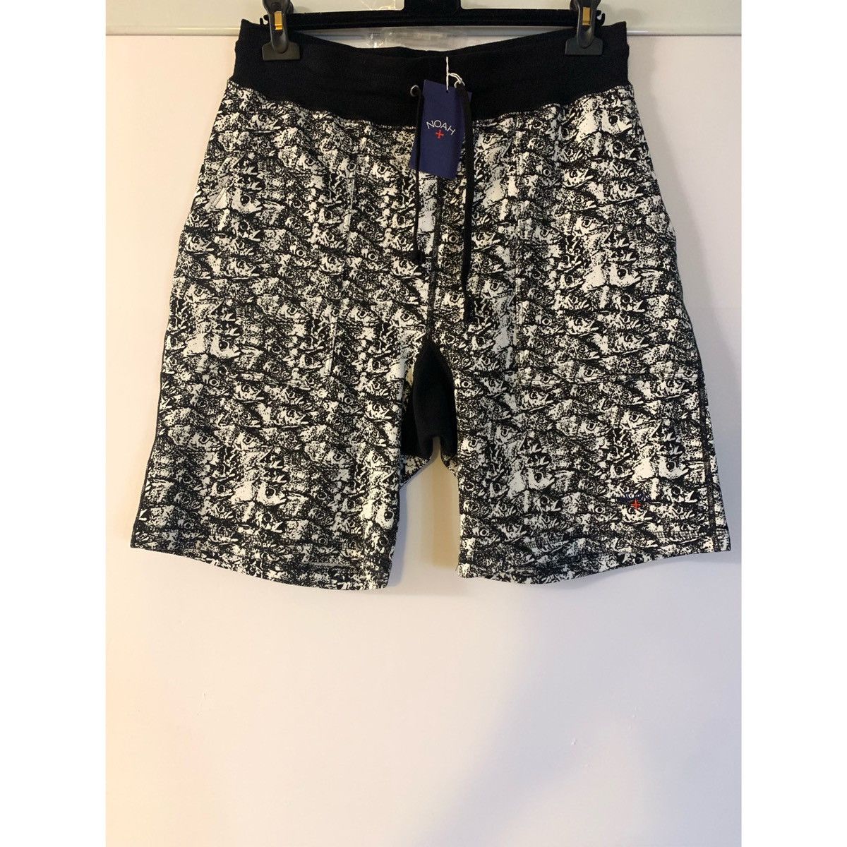 Noah NOAH ➕ LOGO ENJOY LIFE FISH PRINTS SHORTS Size US 32 / EU 48 - 6 Thumbnail