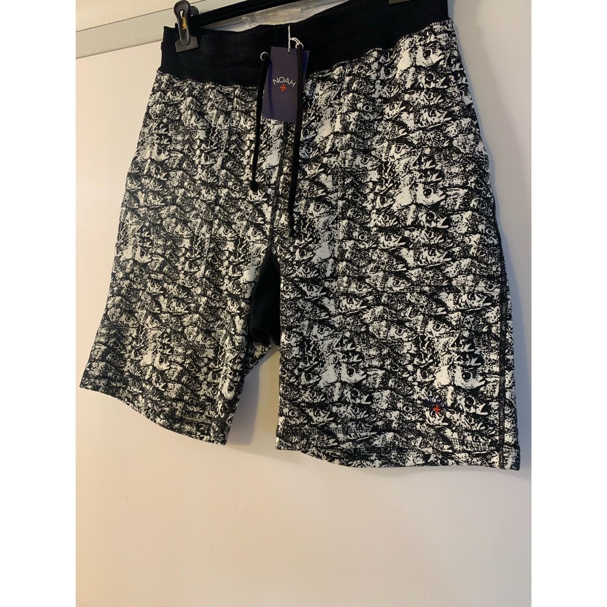 Noah NOAH ➕ LOGO ENJOY LIFE FISH PRINTS SHORTS Size US 32 / EU 48 - 3 Thumbnail
