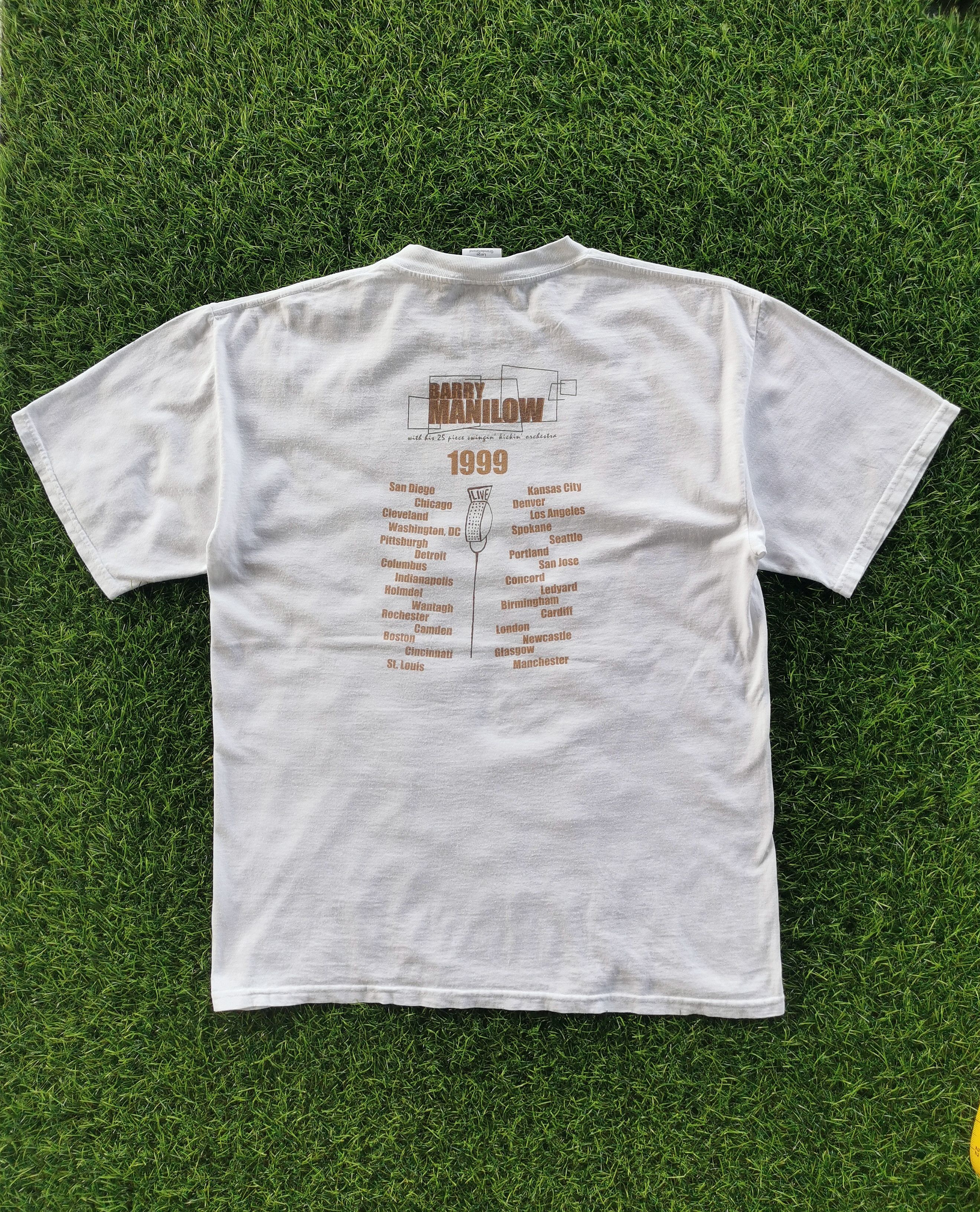 Band Tees 1999 Barry Manilow American Singer Artist Vintage Tshirt Size US L / EU 52-54 / 3 - 8 Thumbnail