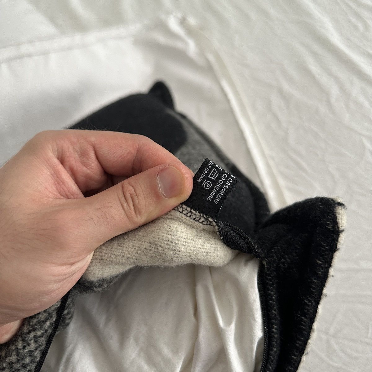 Chanel 2x Chanel Wool and Cashmere Mix Pillows Size ONE SIZE - 8 Thumbnail