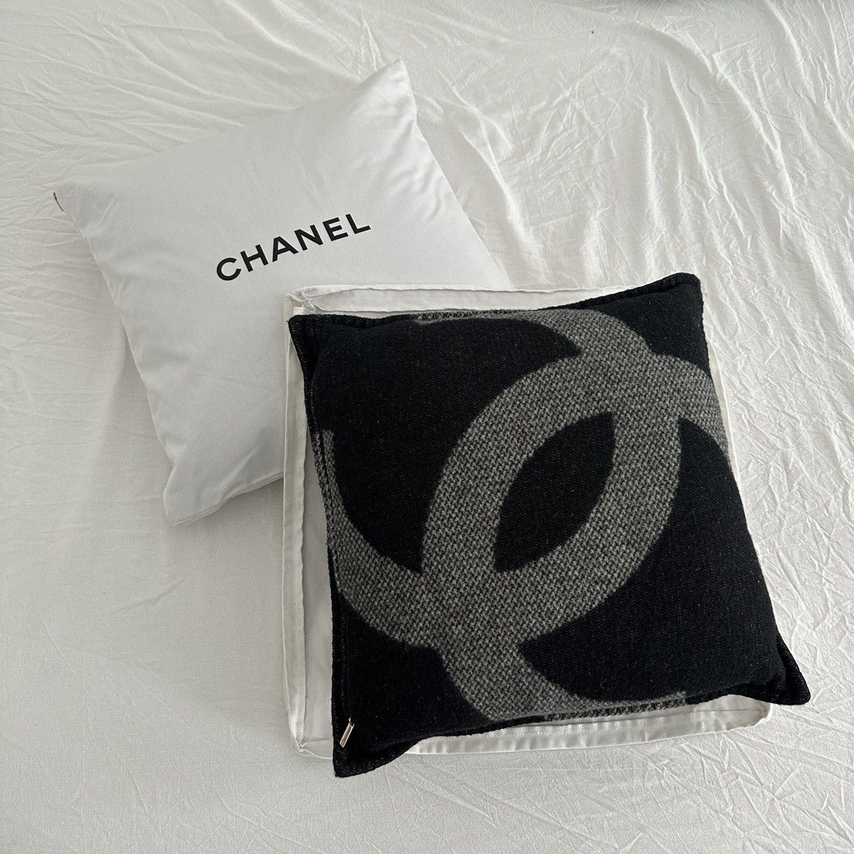 Chanel 2x Chanel Wool and Cashmere Mix Pillows Size ONE SIZE - 1 Thumbnail