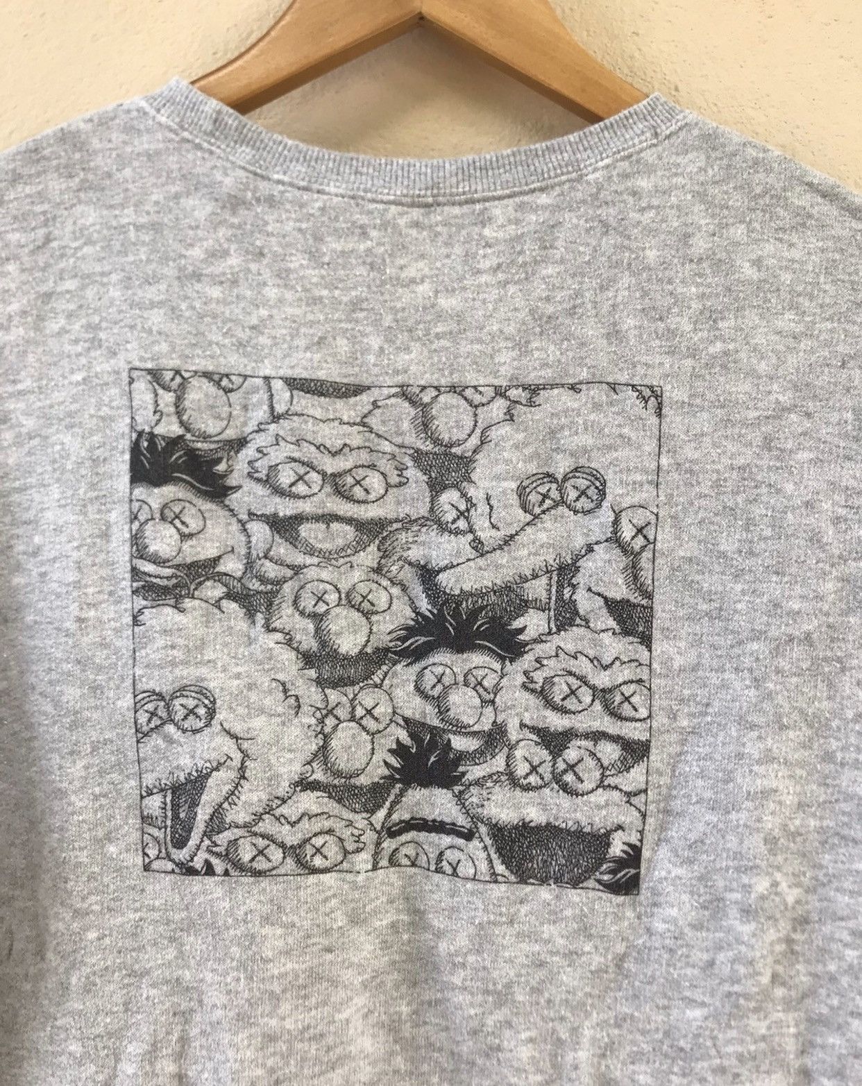 Kaws × Uniqlo Uniqlo Kaws Sesame Street Sweatshirt Size US S / EU 44-46 / 1 - 3 Thumbnail