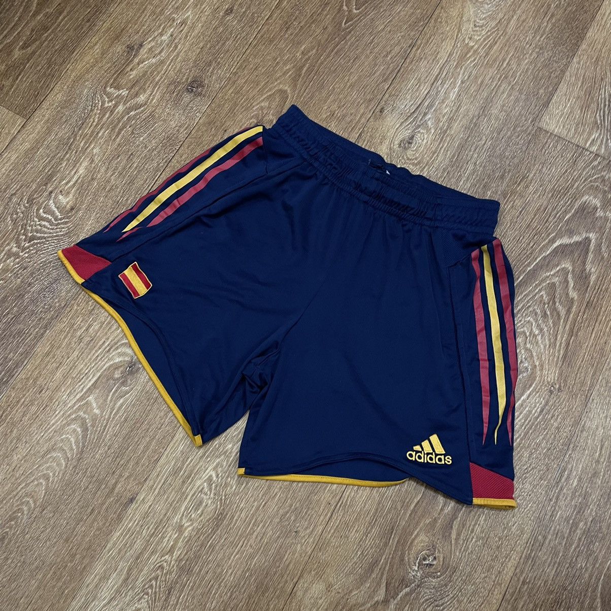 Vintage Adidas shorts streetwear y2k style casual S