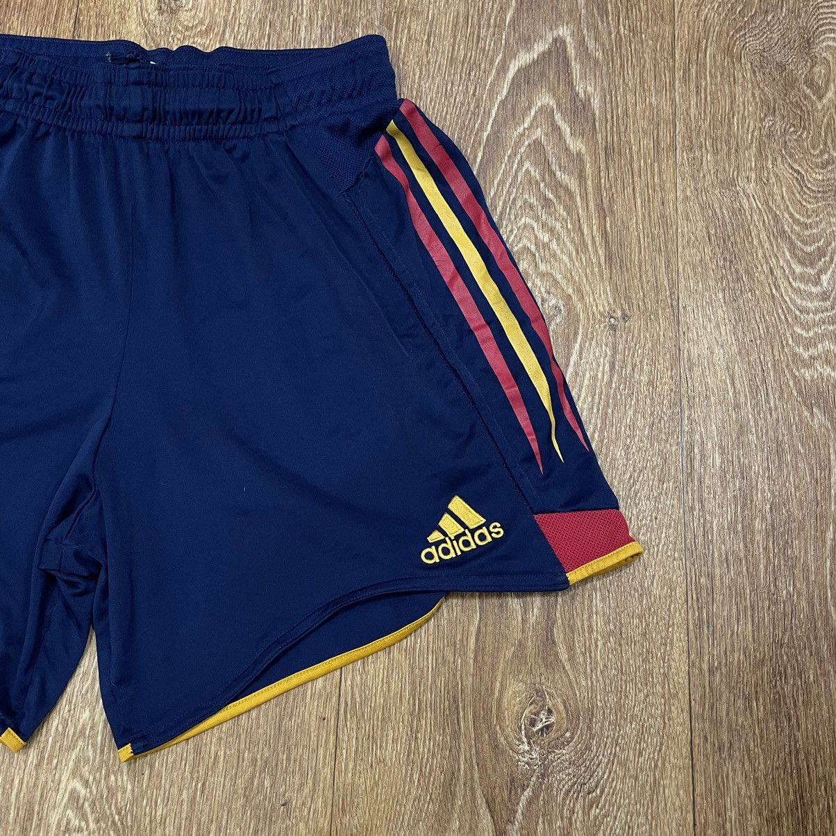 Vintage Adidas shorts streetwear y2k style casual S