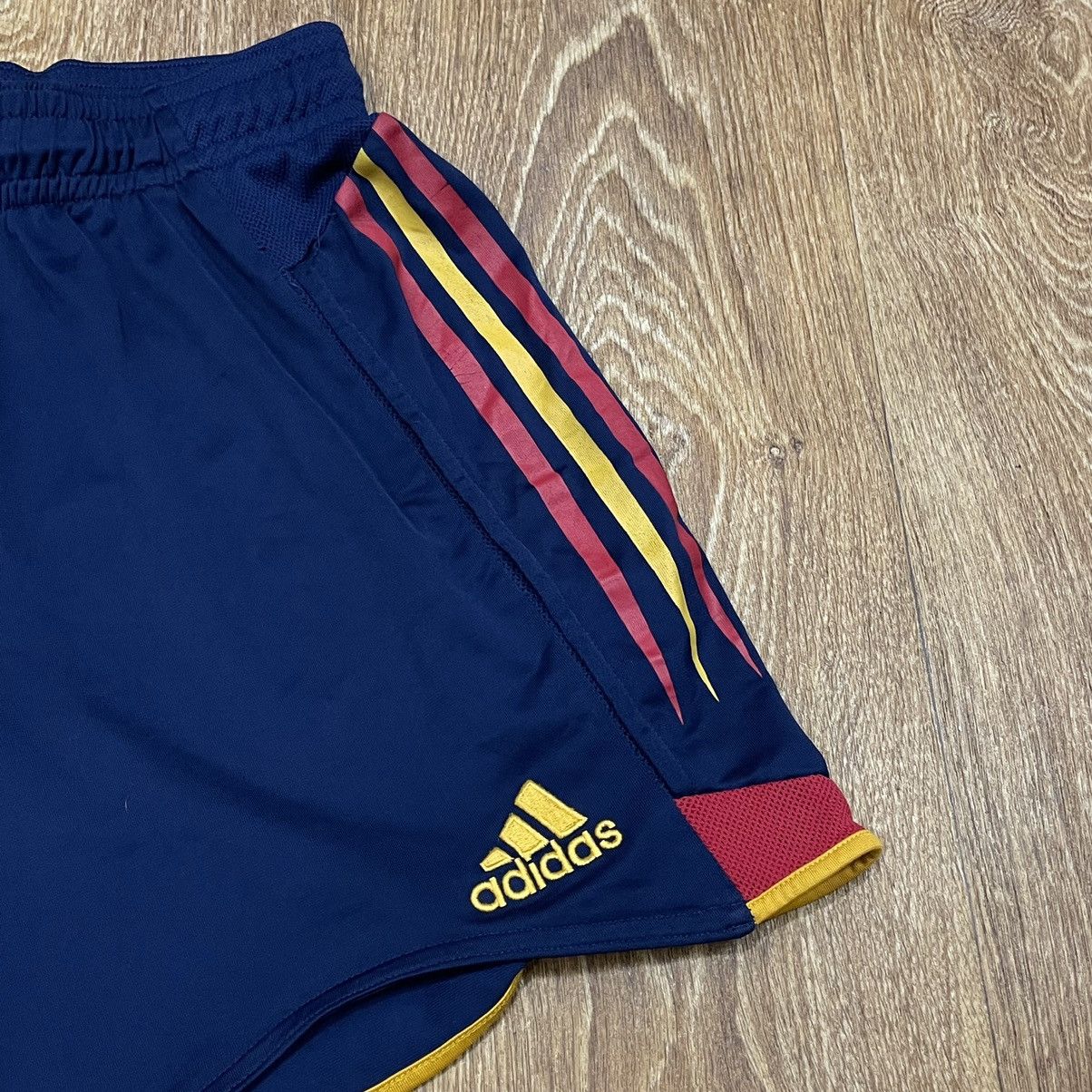 Vintage Adidas shorts streetwear y2k style casual S