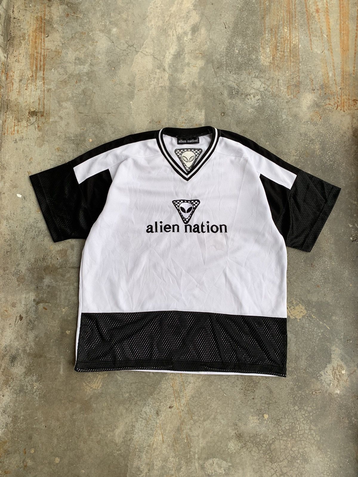 Alien Workshop × Rap Tees × Vintage Vintage Y2K Alien Nation Embroided Jersey Skateboard Tshirt Size US XL / EU 56 / 4 - 1 Thumbnail