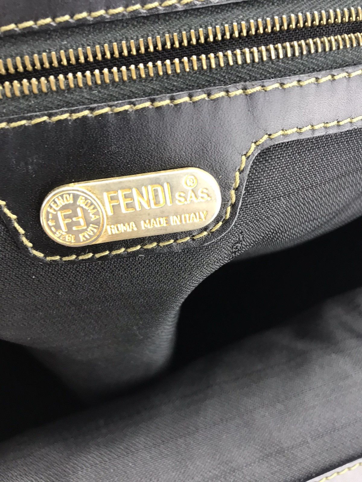 Fendi ❌Last Drop❌ 🔥Rare🔥 Auth Fendi Kelly Style one handle bag Size ONE SIZE - 24 Thumbnail
