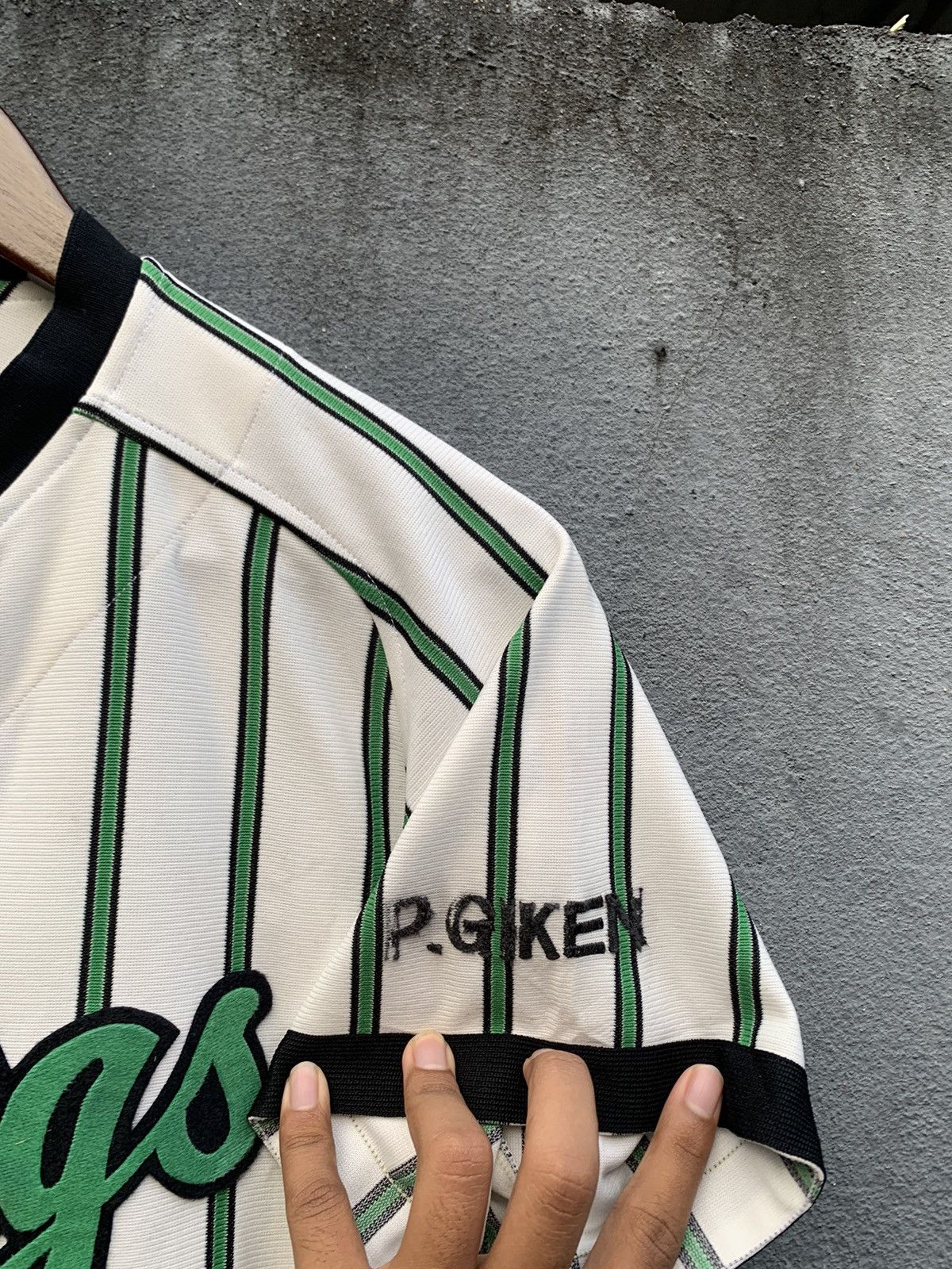Descente ⚾️Vintage WINGS 26 Beautiful Striped Baseball Jersey Size US S / EU 44-46 / 1 - 11 Thumbnail
