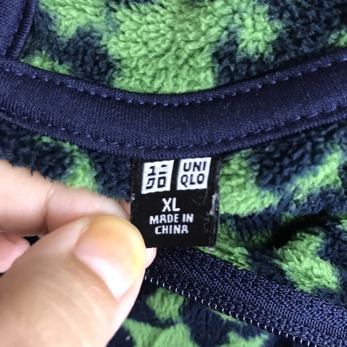 Uniqlo UNIQLO Green Stars Overprint Fleece Hoodiebi Size US XL / EU 56 / 4 - 3 Thumbnail