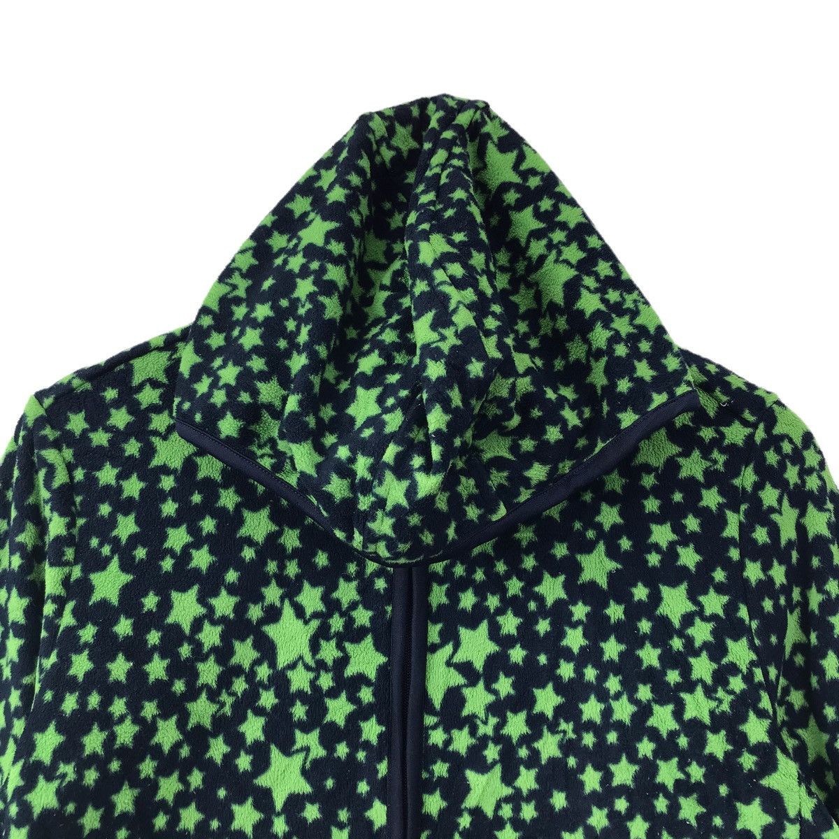 Uniqlo UNIQLO Green Stars Overprint Fleece Hoodiebi Size US XL / EU 56 / 4 - 2 Thumbnail