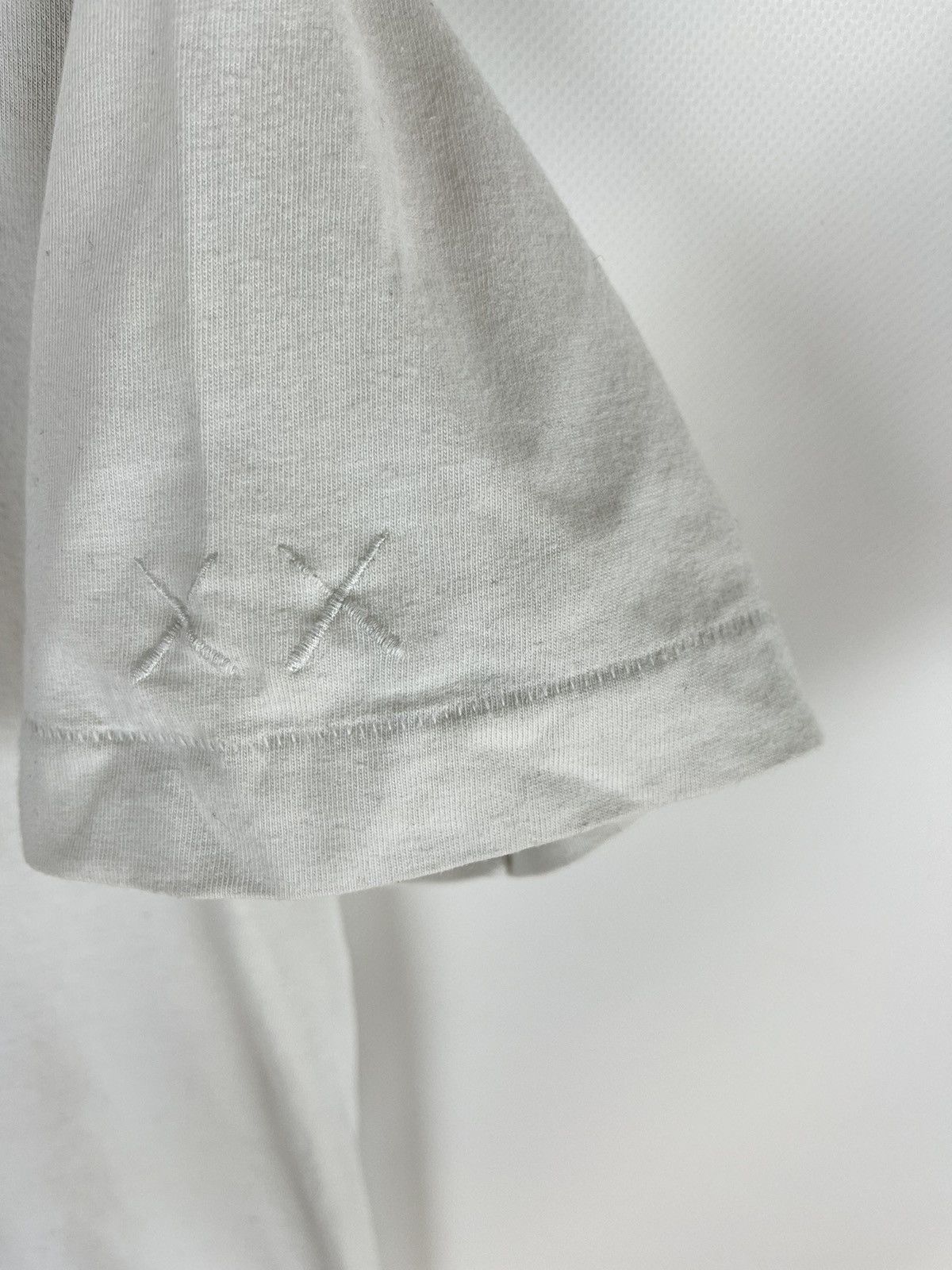 Kaws × Uniqlo Uniqlo x Kaws x Sesame Street white big logo vintage shirt Size US M / EU 48-50 / 2 - 4 Thumbnail